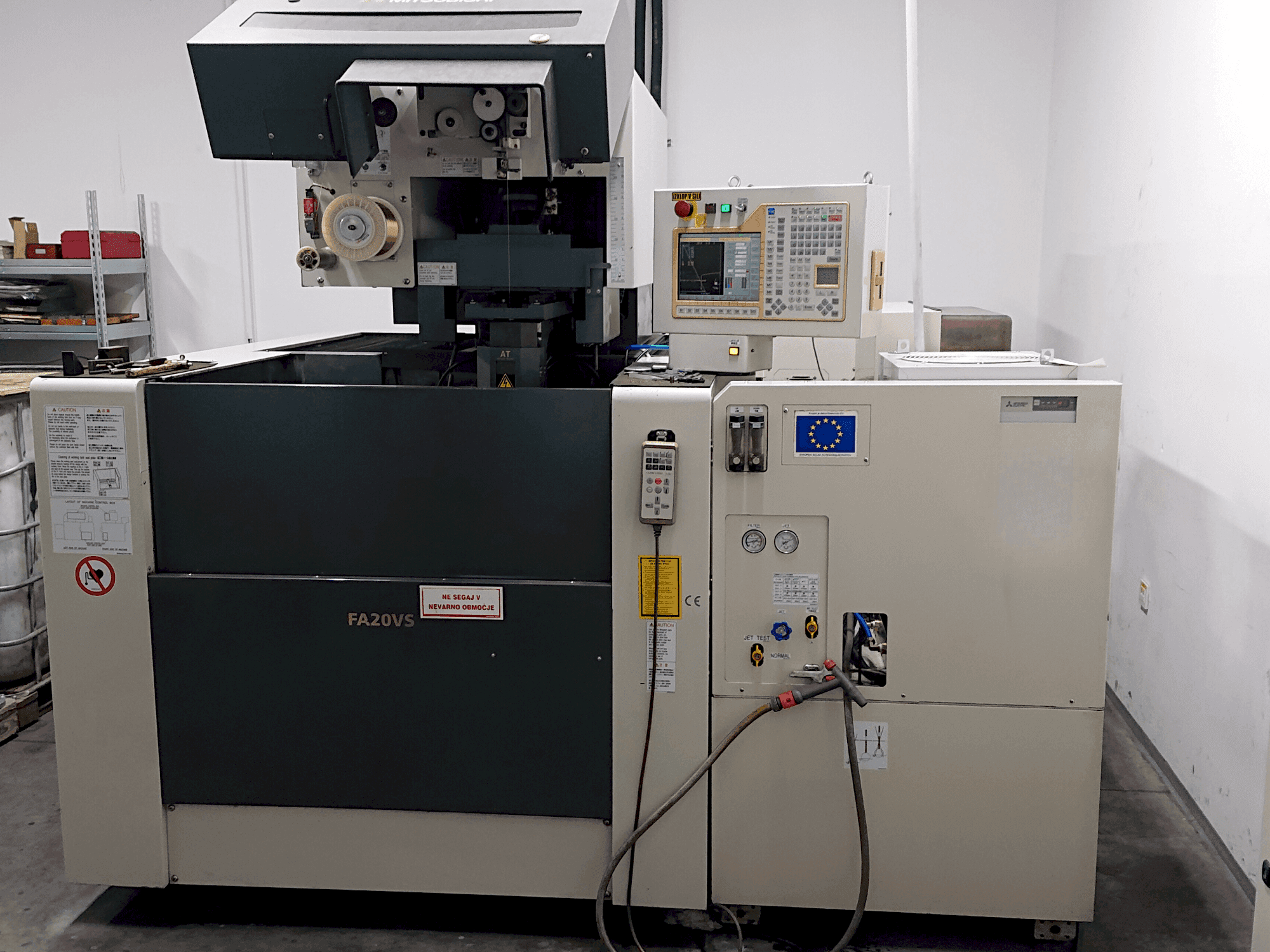 A Mitsubishi Electric FA20-VS gép elölnézete