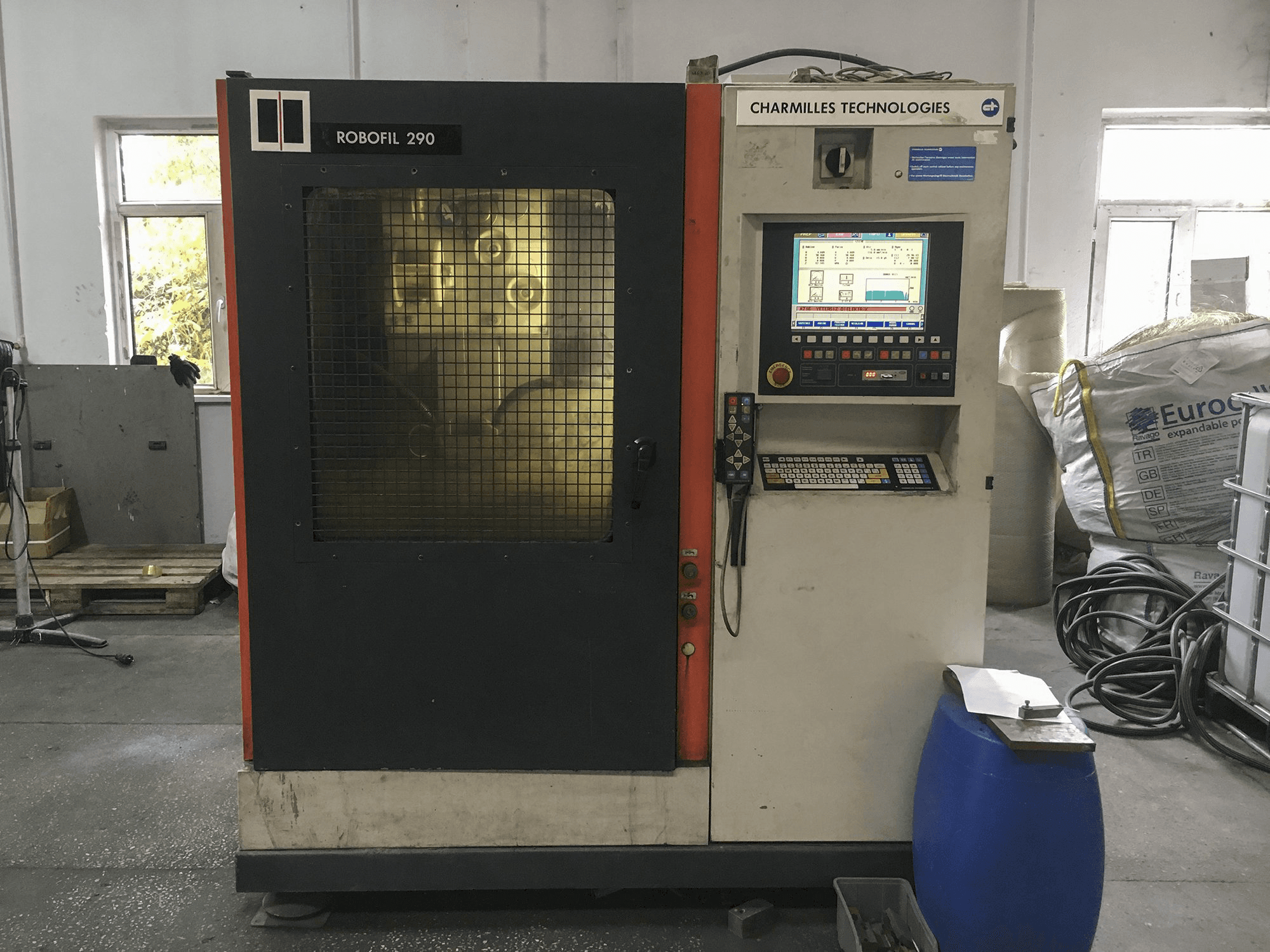 A CHARMILLES ROBOFIL 290 gép elölnézete