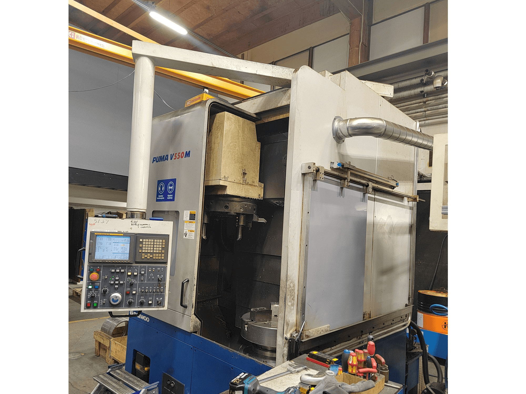 A Doosan Puma V550M gép elölnézete