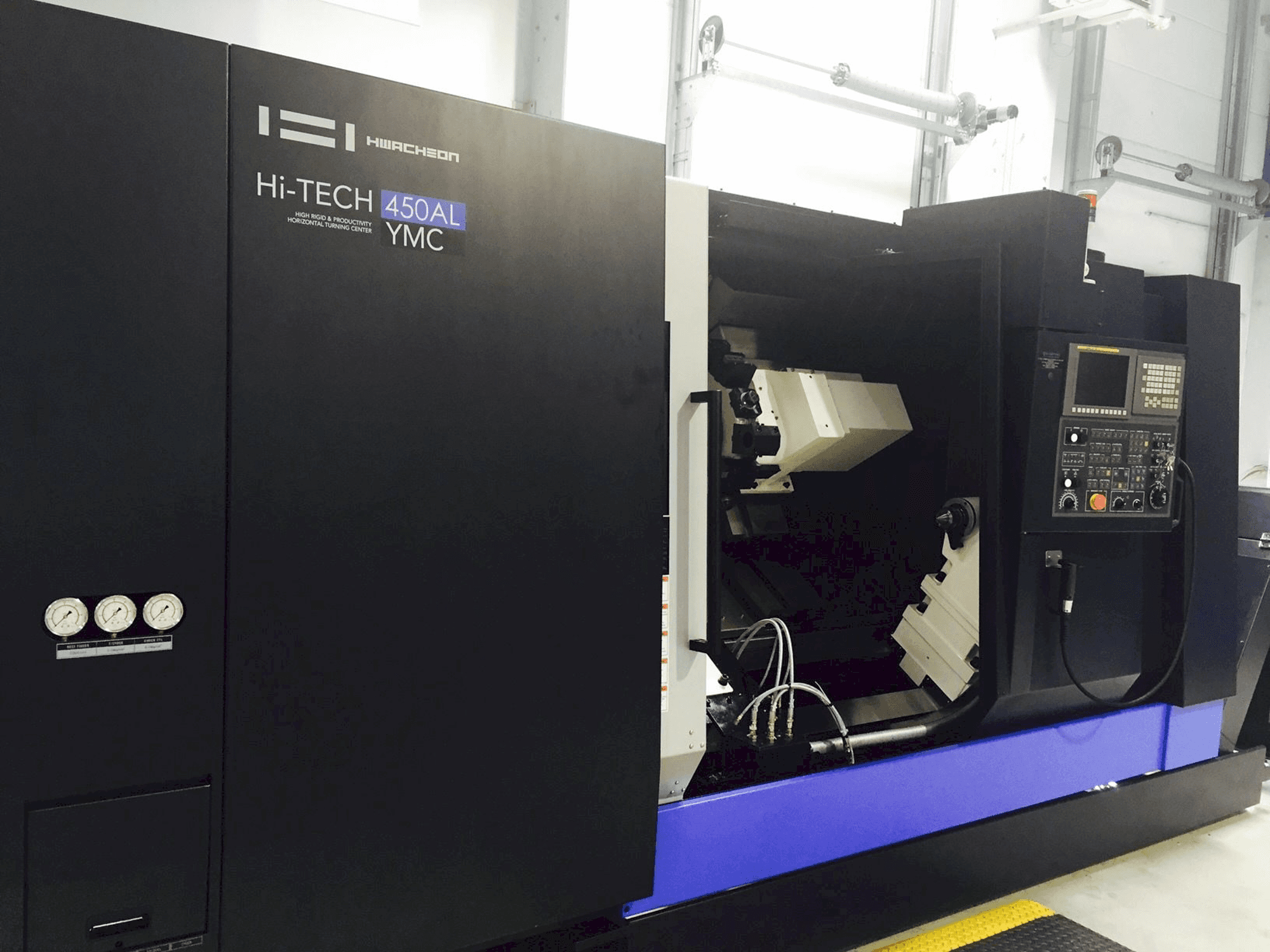 A HWACHEON HI-TECH 450AL YMC gép elölnézete