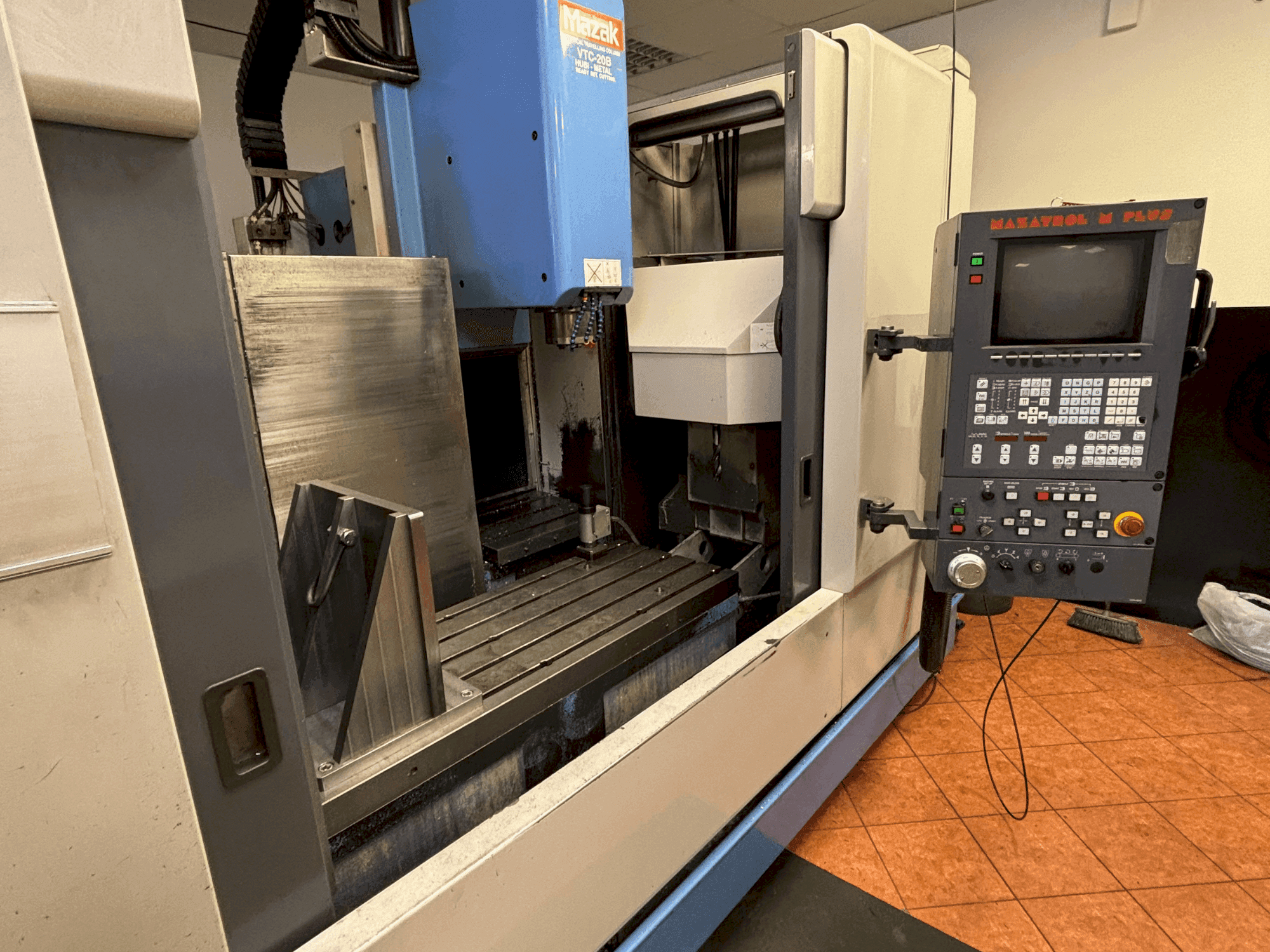 A Mazak VTC-20B gép elölnézete