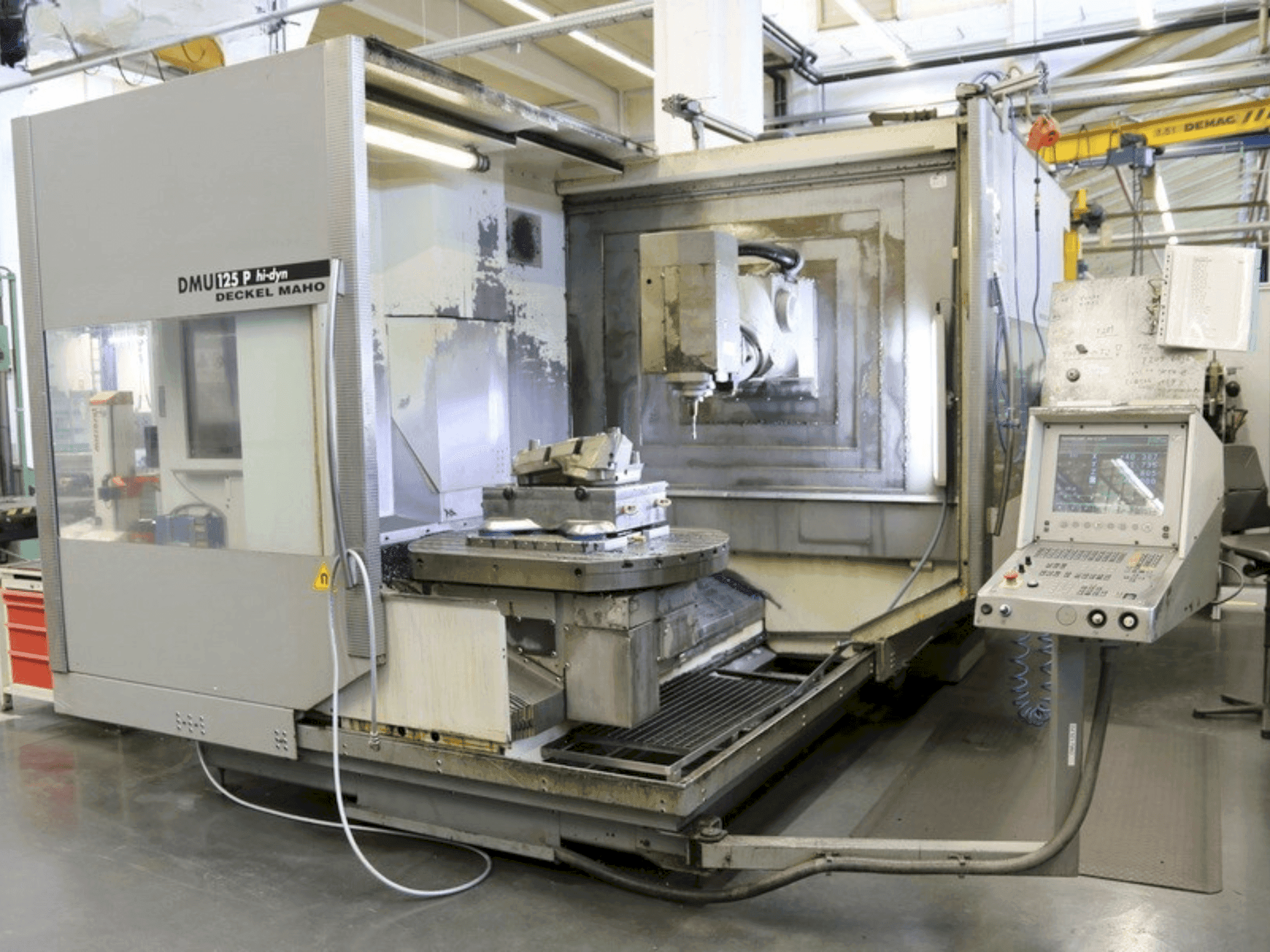 A DECKEL MAHO DMU 125 P hi-dyn gép elölnézete