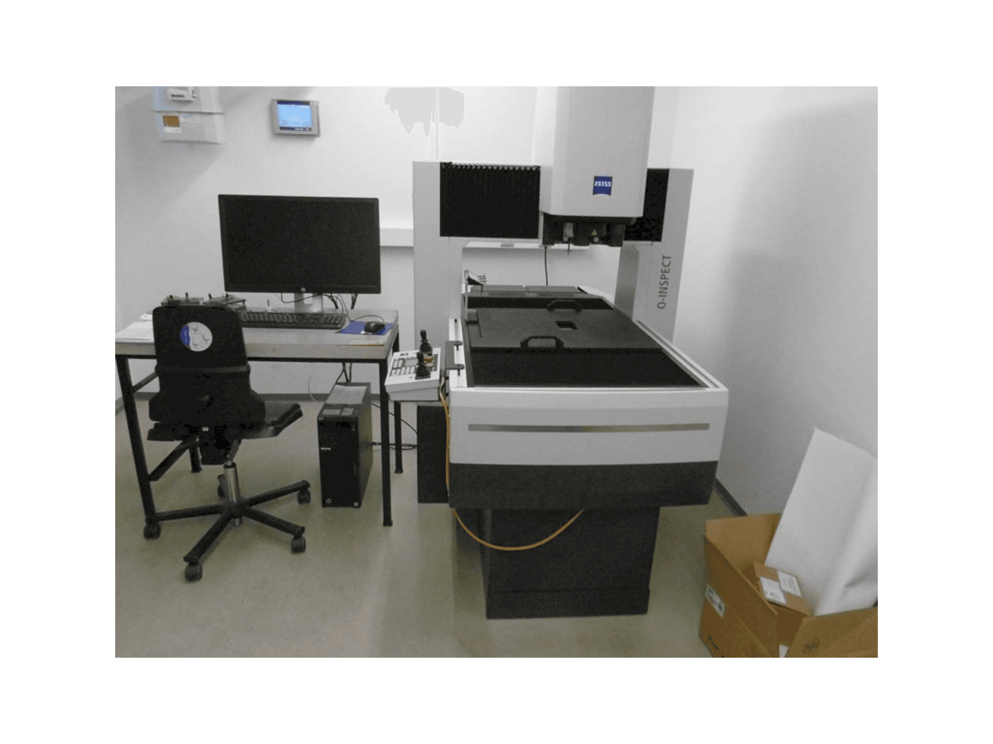 A ZEISS O-Inspect 543 gép elölnézete