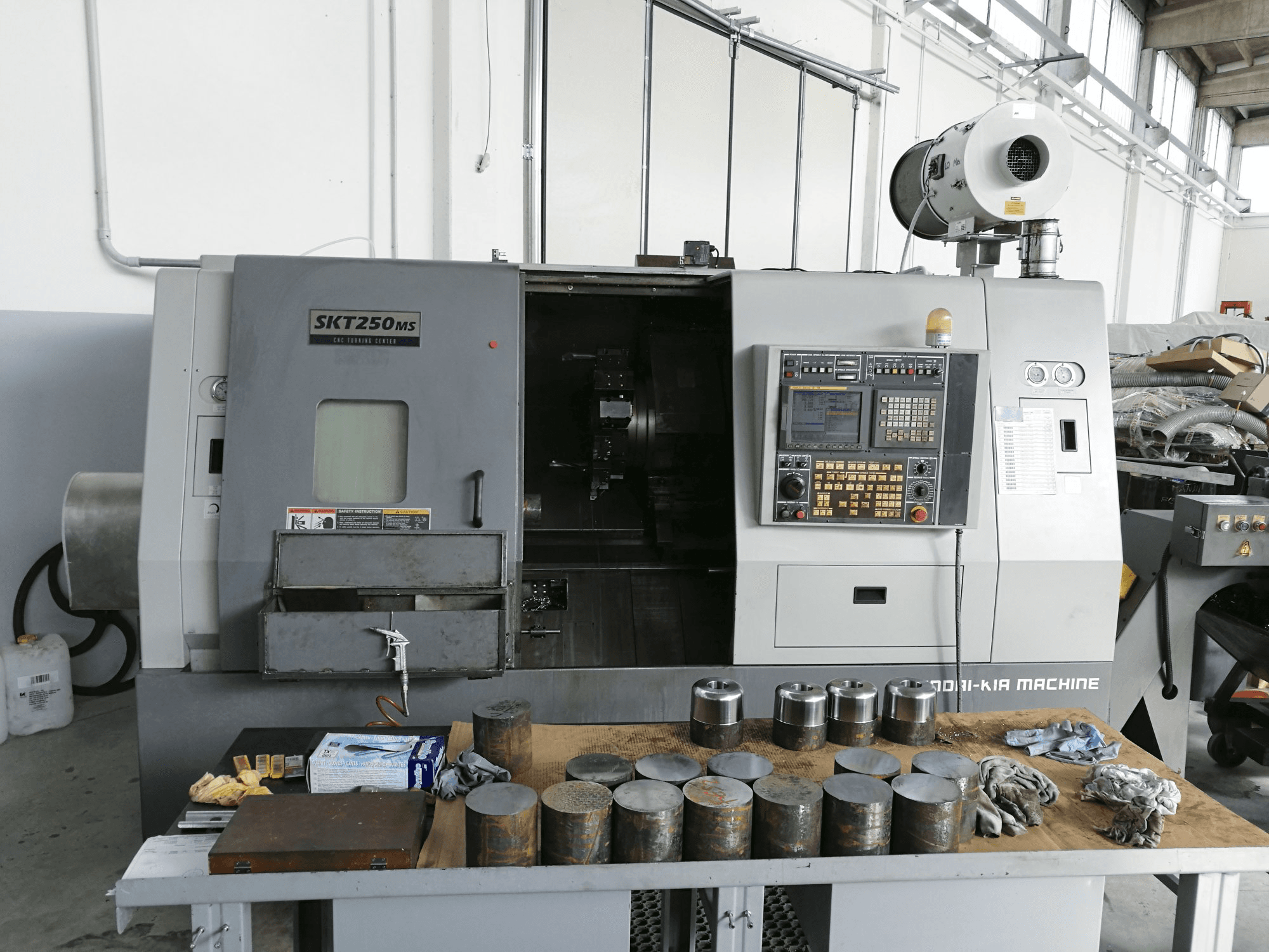 A Hyundai Kia SKT 250 MS gép elölnézete