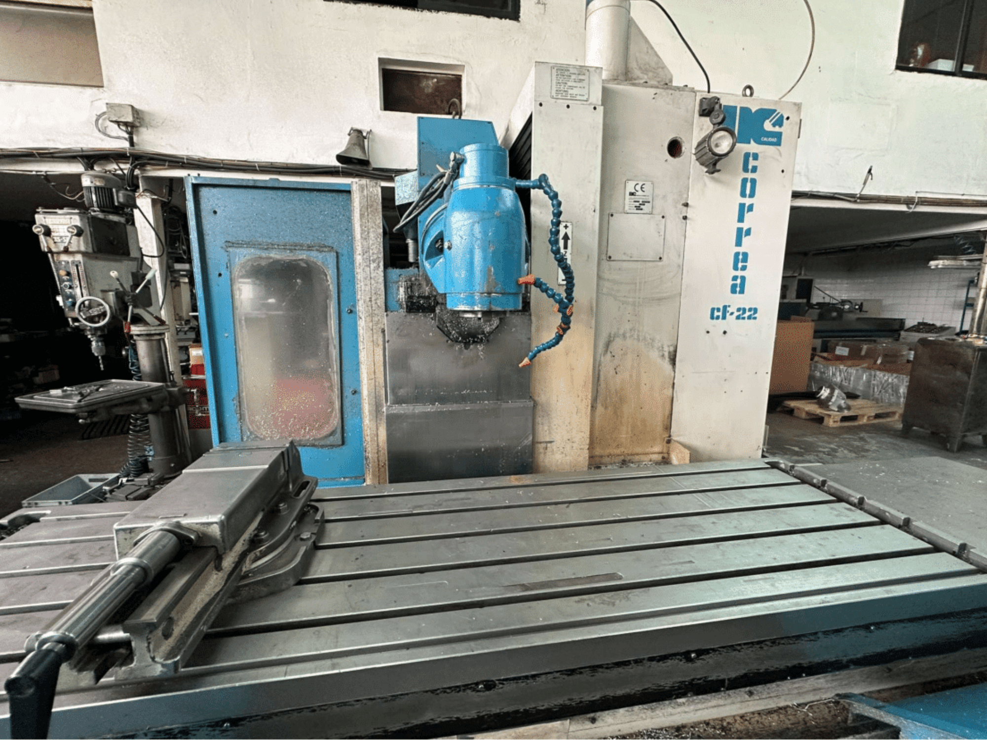 Correa CF-22 marógép, előlnézet; fém munkaasztal és kék-fehér, gombokkal ellátott kezelőpanel.