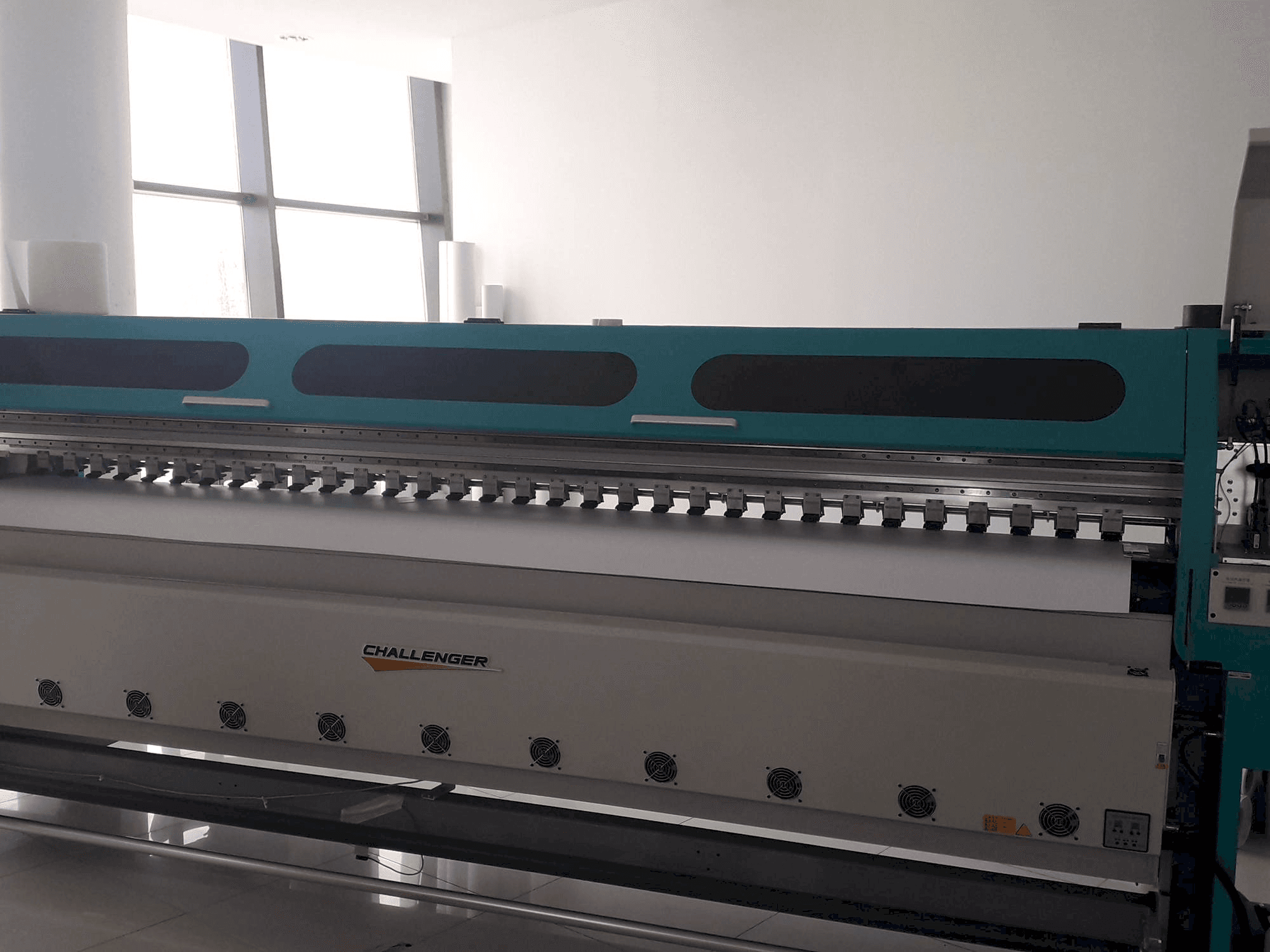 A Challenger FY-3200AT Plus-H4 gép elölnézete