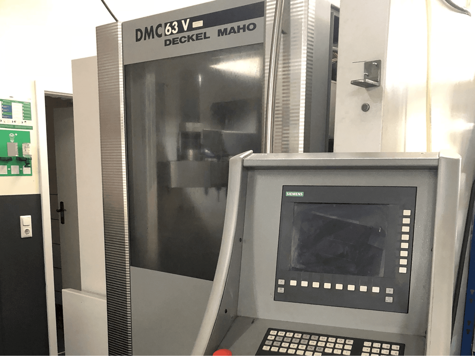 A DECKEL MAHO DMC 63V gép jobb nézete