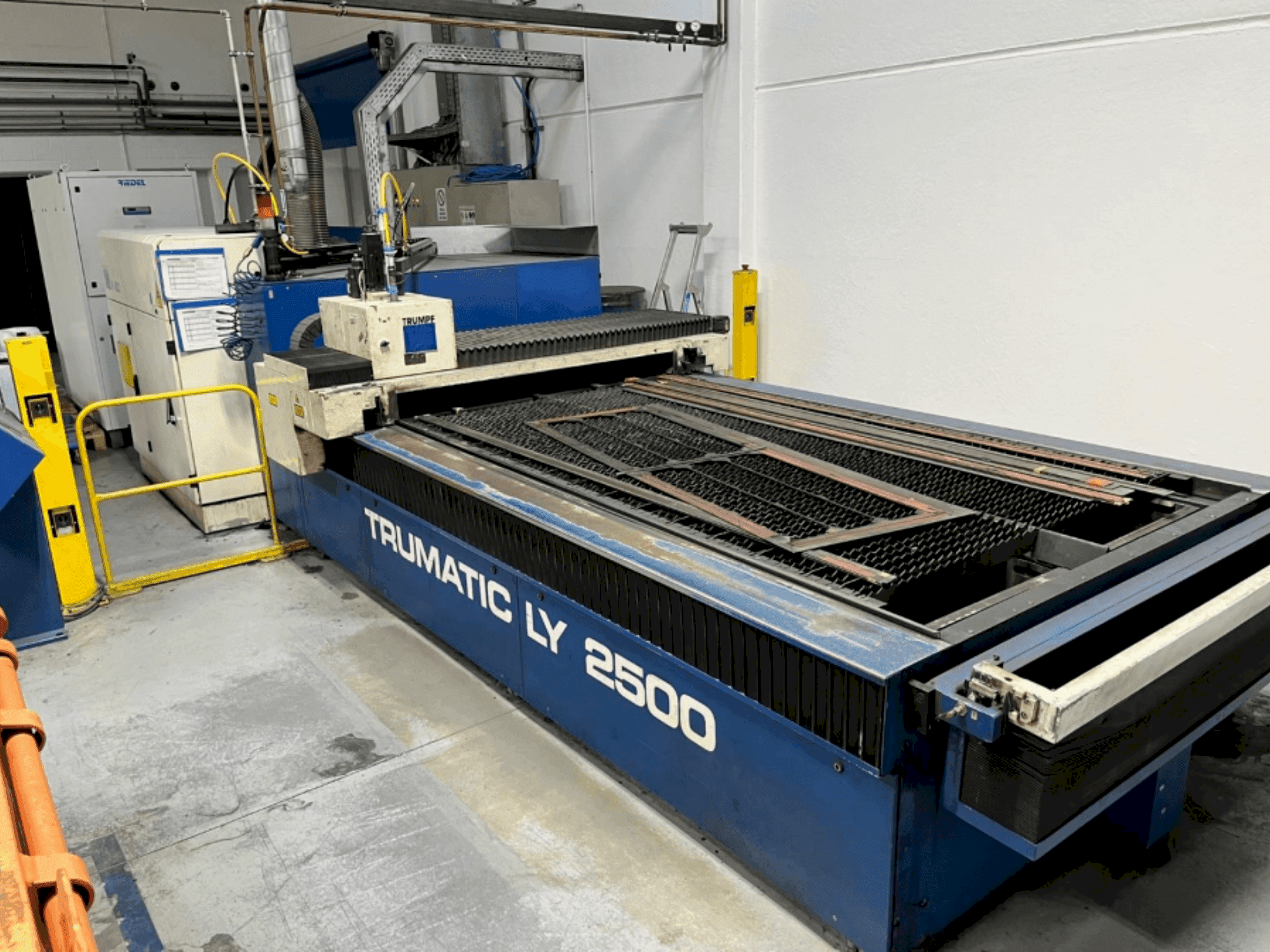 A TRUMPF Trumatic LY2500 gép elölnézete