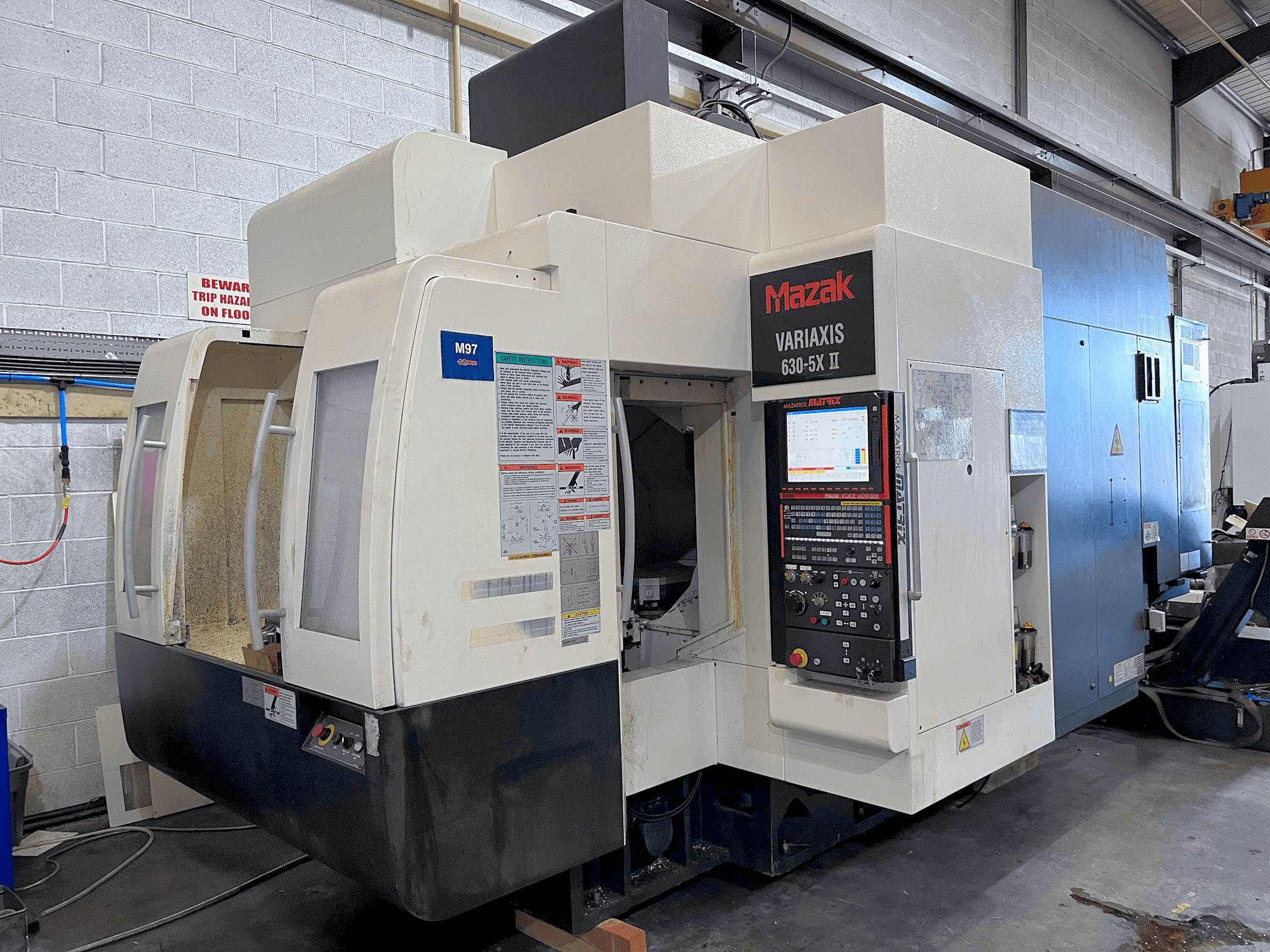 A Mazak 630-5AX II gép elölnézete