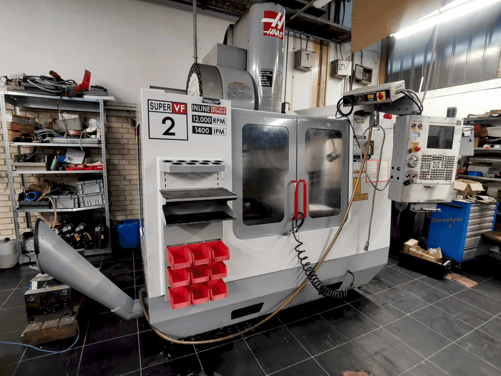 A HAAS VF-2 SSHE gép elölnézete