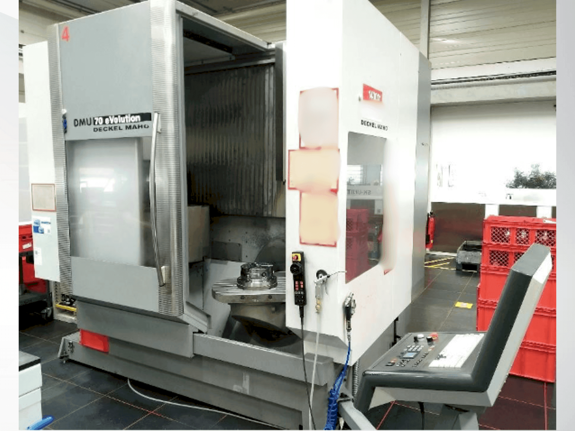 A DECKEL DMU 70 eVolution gép elölnézete