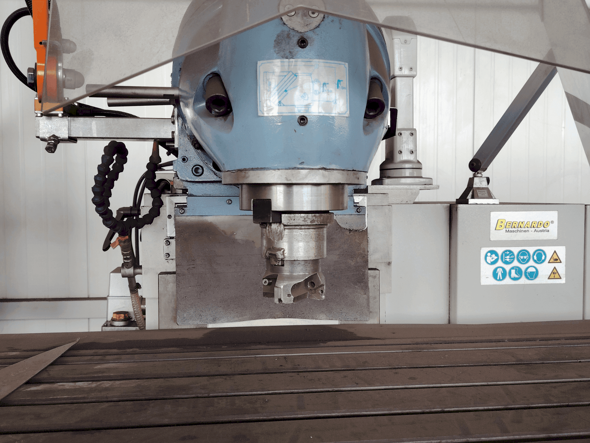 A Bernardo Variomill FU 2000E Servo gép elölnézete