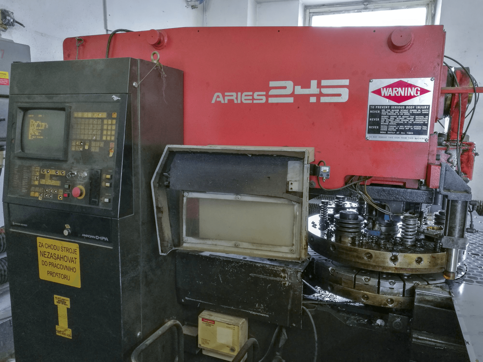 A AMADA ARIES 245 gép elölnézete