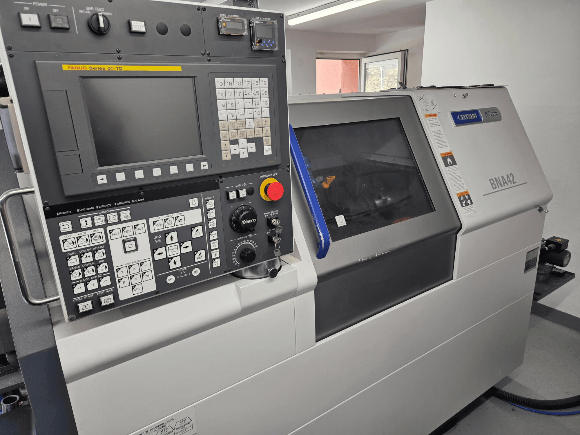 Miyano BNA42S2 vízszintes eszterga, elölnézet, amelyen látható a FANUC Oi-TD sorozatú interfésszel és kijelzővel ellátott vezérlőpanel.