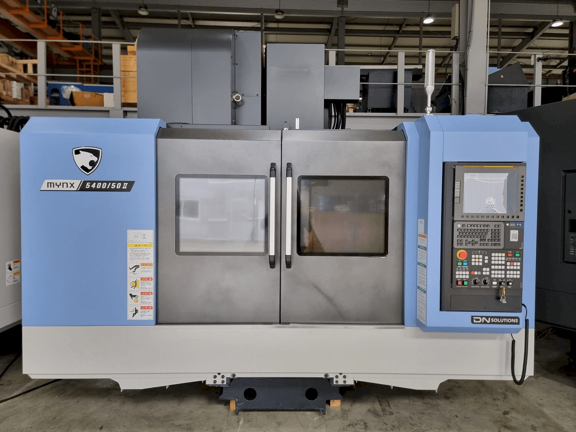 A DOOSAN MYNX 5400/50 gép elölnézete