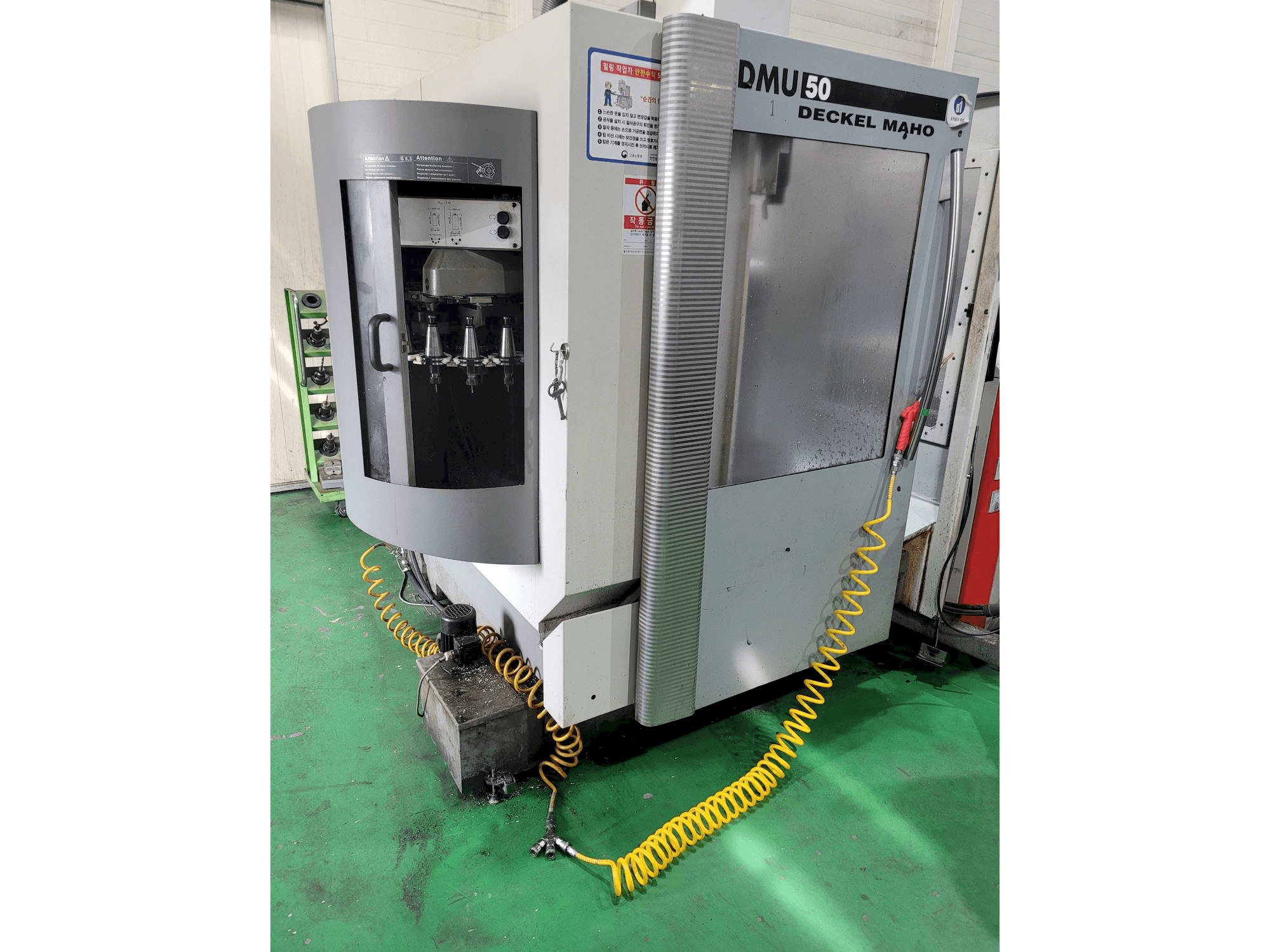A DECKEL MAHO DMU 50 gép elölnézete
