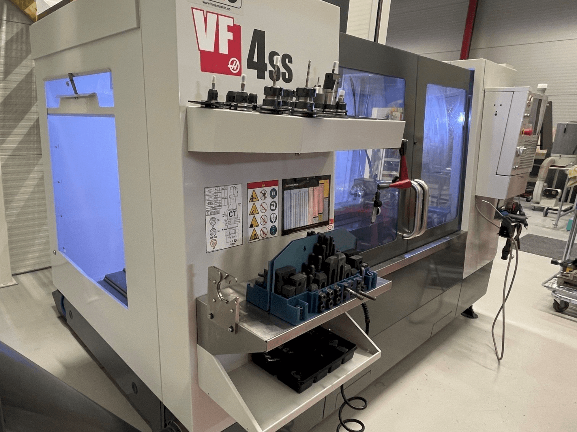A HAAS VF 4SS gép elölnézete