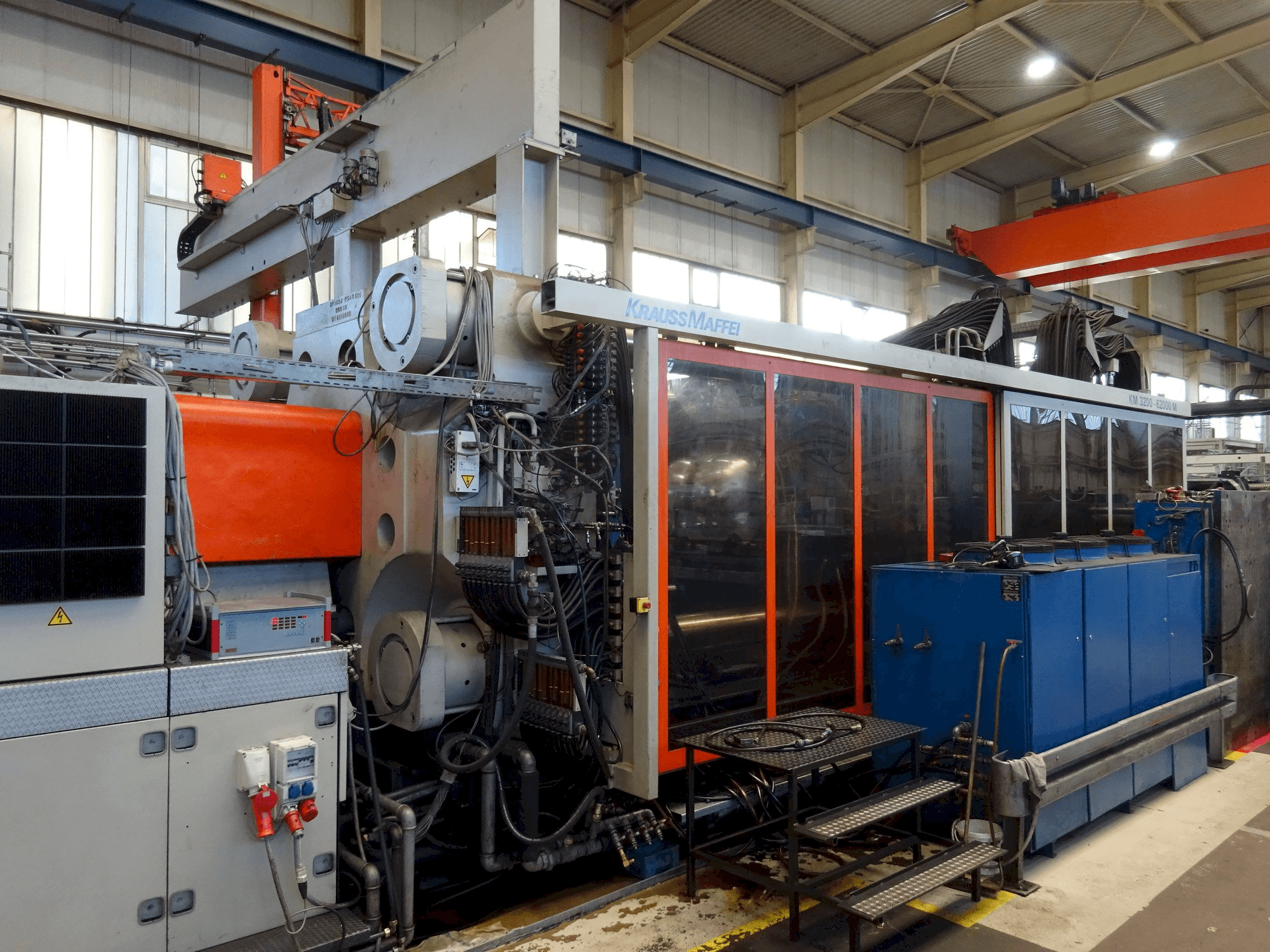 A Krauss Maffei 3200-62000 M gép elölnézete