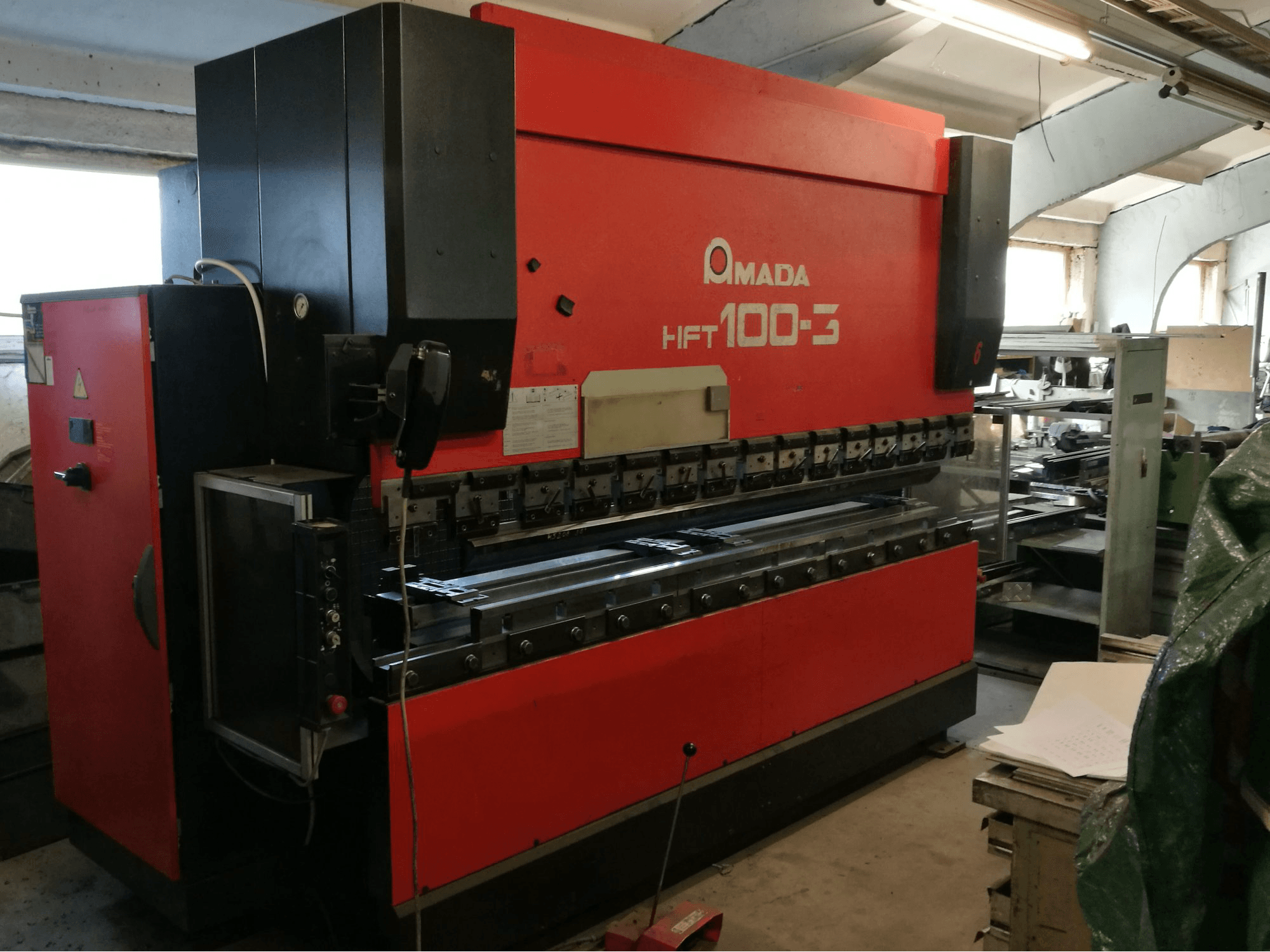 A AMADA HFT 100-3 gép bal oldali nézete
