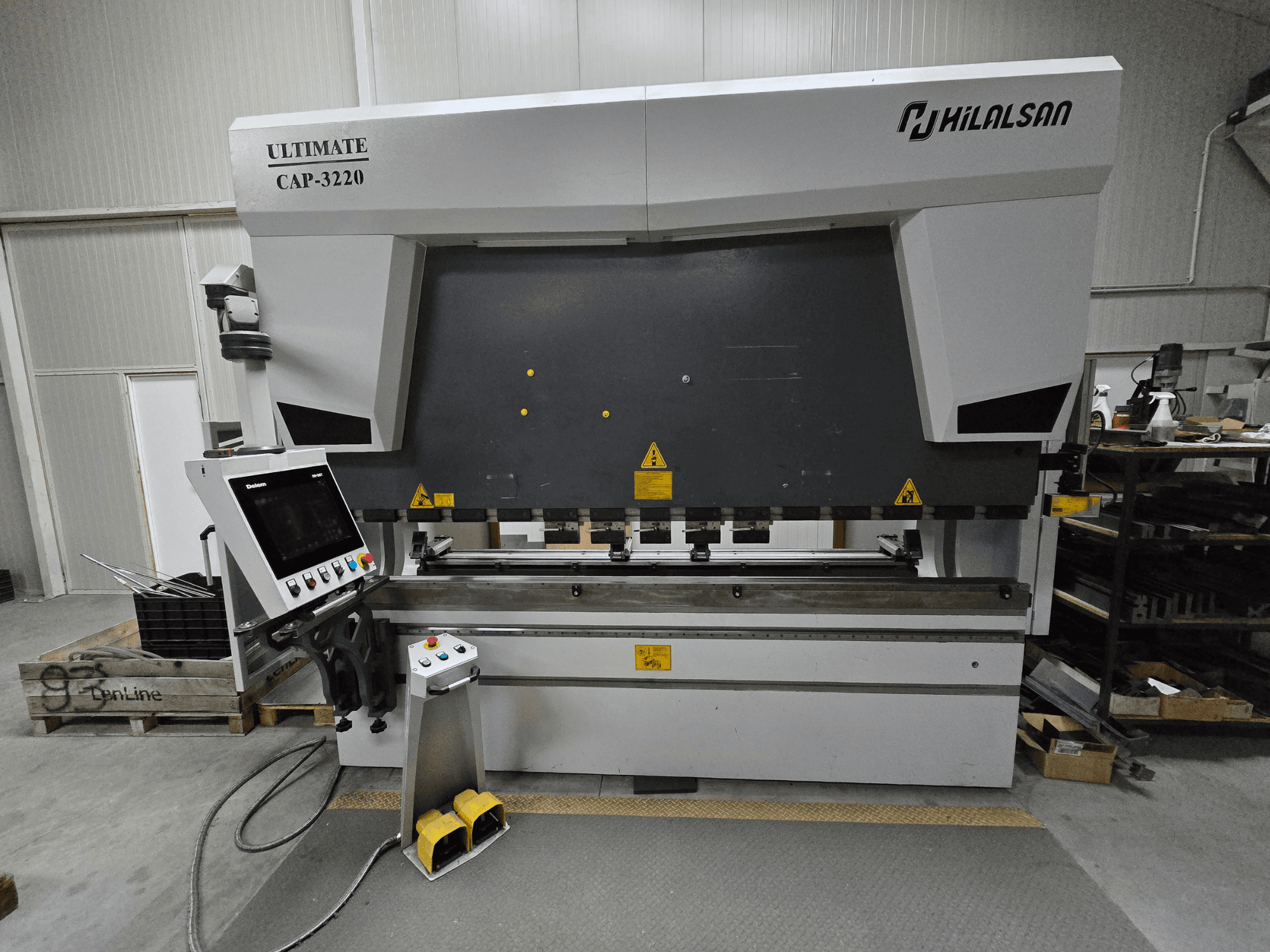 Ultimate CAP-3220 by Hilalsan, egy fémhajlító gép előlapja, a vezérlőpanel és a lábpedálok láthatóak.
