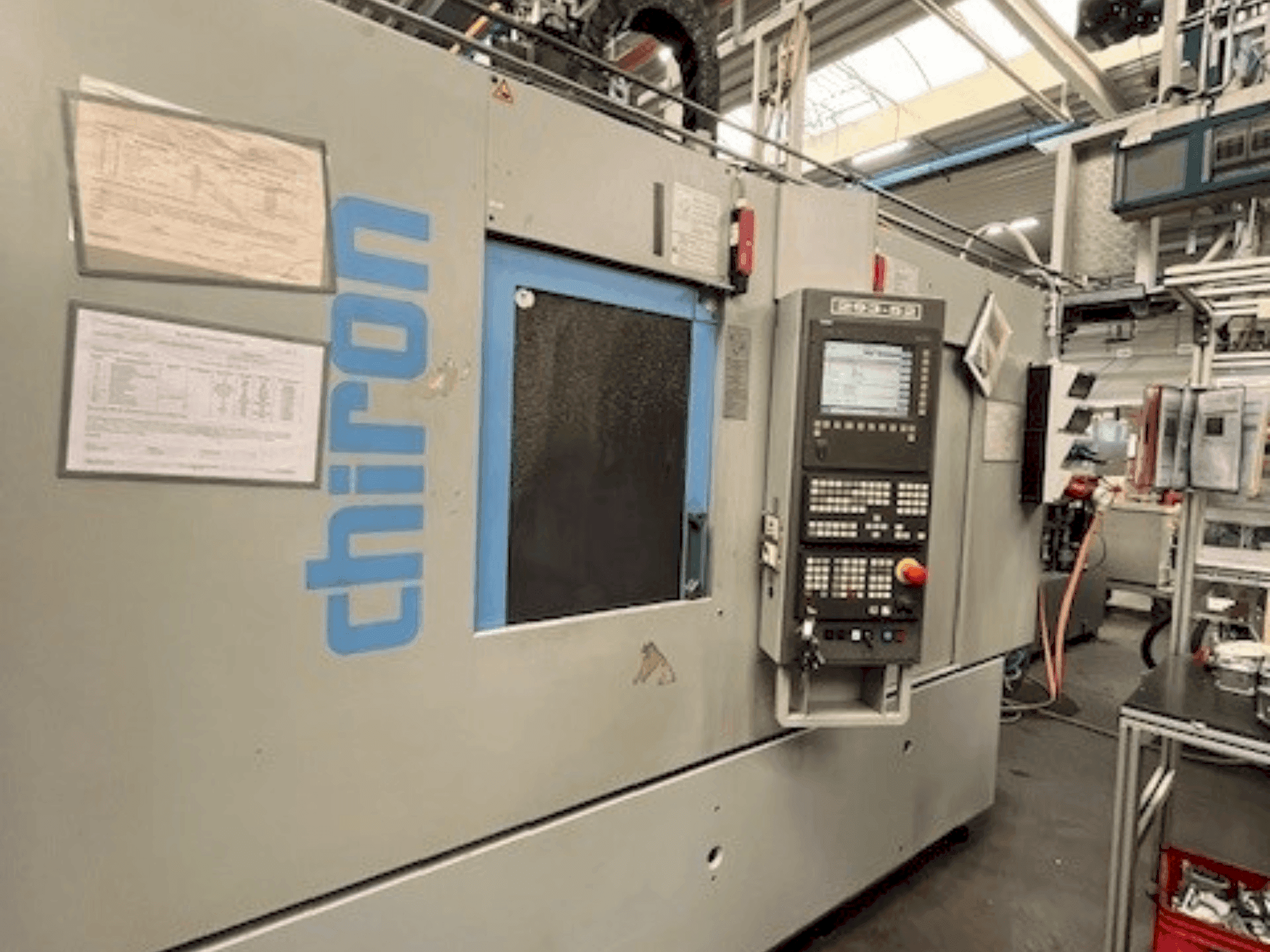 A CHIRON DZ15KWM HS gép elölnézete