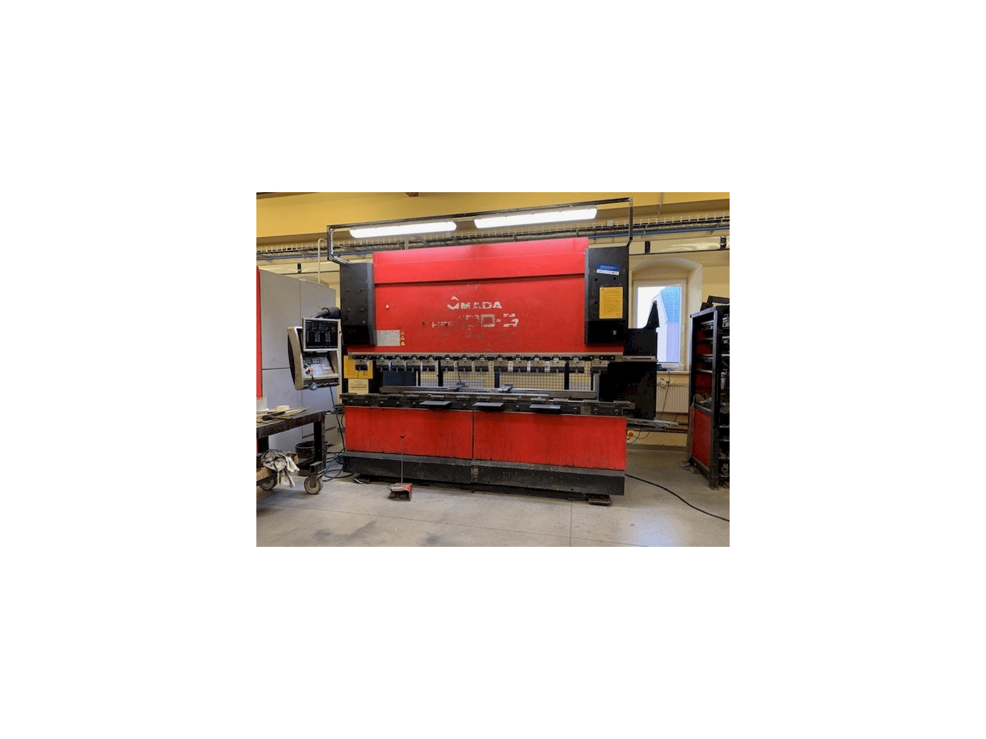 A AMADA HFE 100-3 gép elölnézete