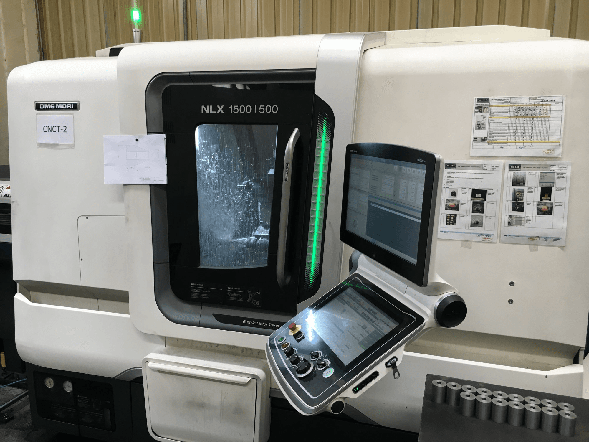 A DMG MORI NLX 1500 SY/500 gép elölnézete