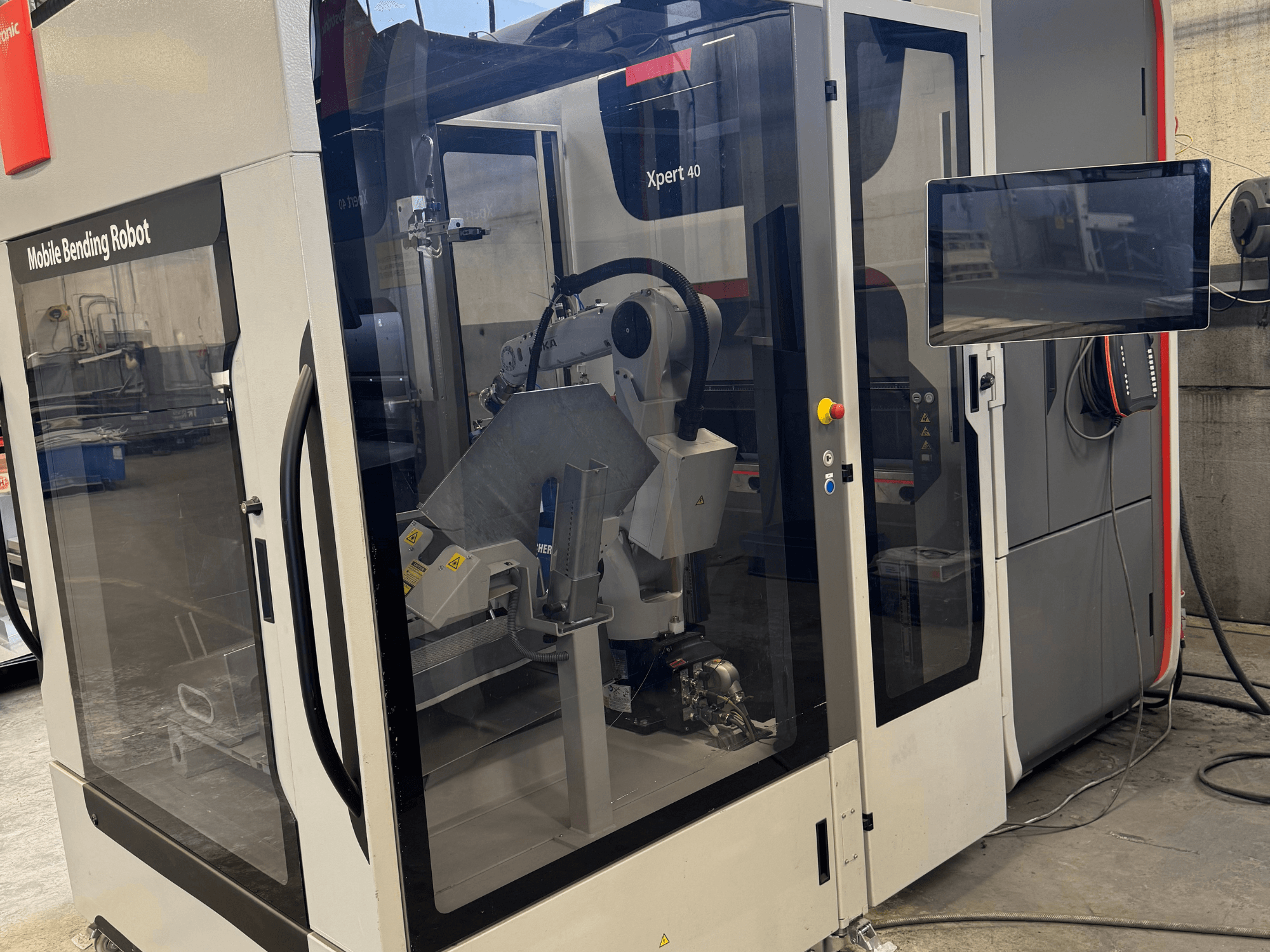 Bystronic Xpert 40/1030 présprés mobil hajlítórobottal, elölnézetben a vezérlőpanel és a robotkomponensek.