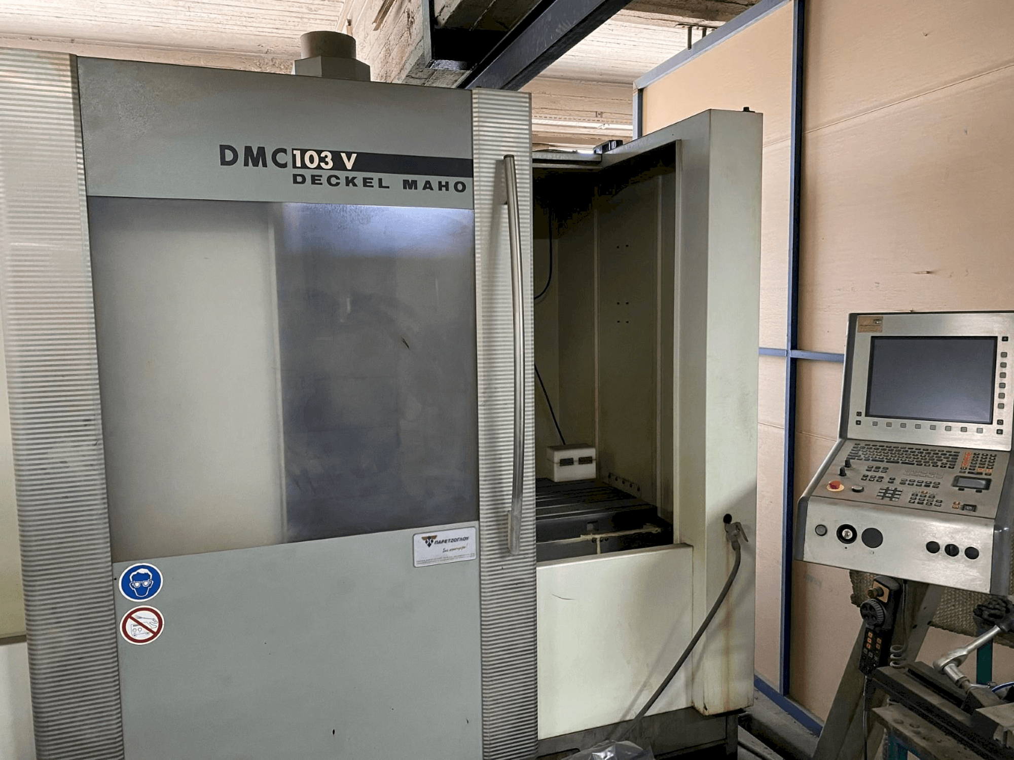 A DECKEL MAHO DMC 103 V gép elölnézete