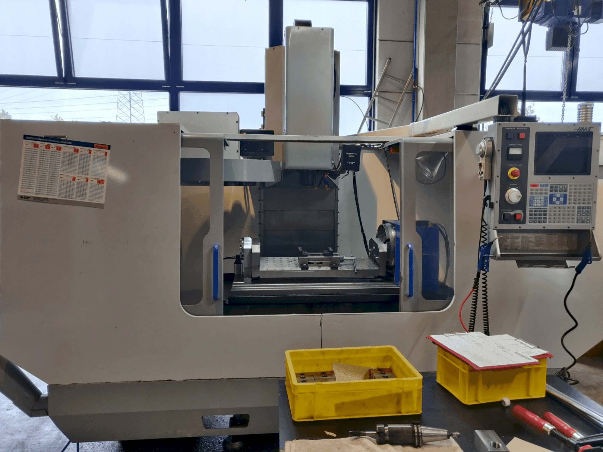 A MIKRON VCE 1300/40 (2001) gép elölnézete