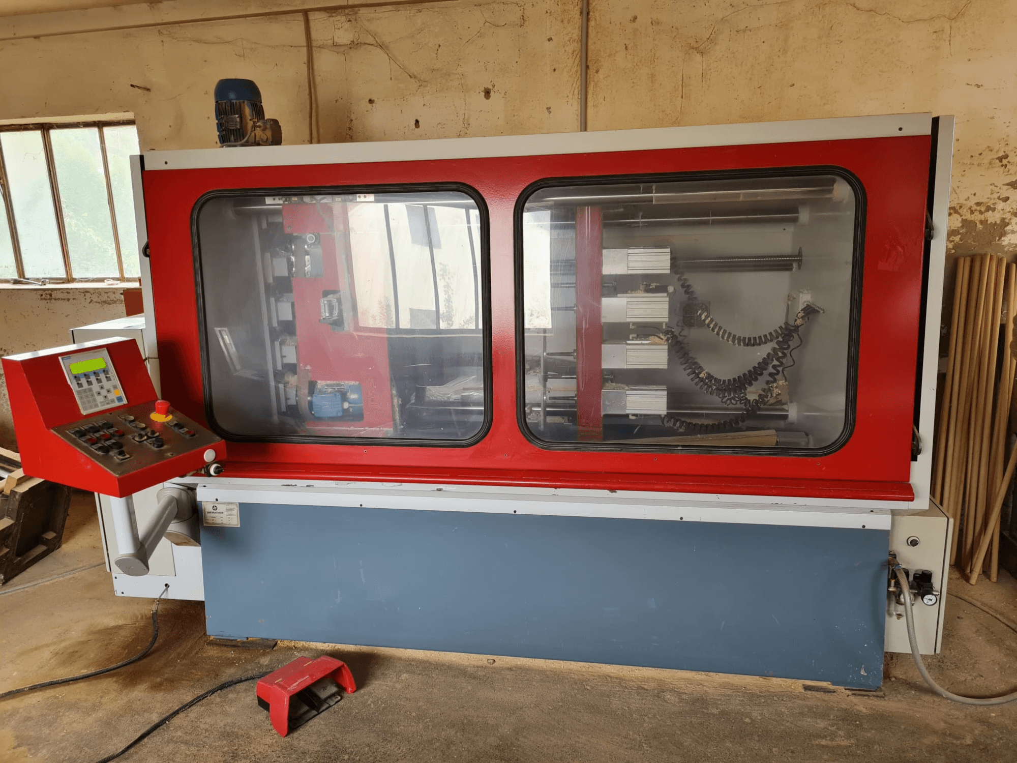 WEIRATHER KS1300/4 fafűrészgép elölnézetben, vezérlőpanellel, átlátszó burkolattal és látható belső alkatrészekkel.