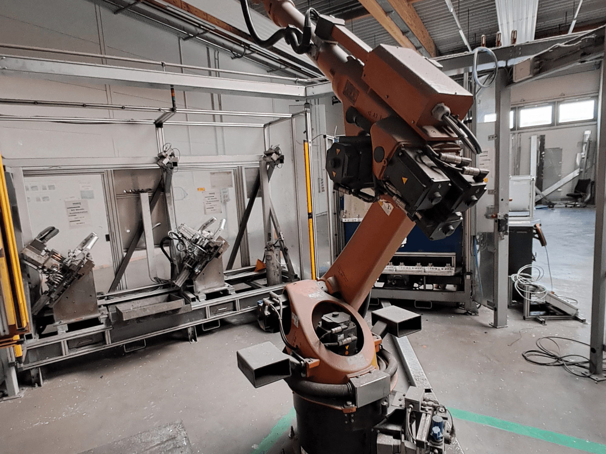 KUKA KR 30L16-2 robotkar ipari környezetben, oldalnézetből, a kar ízületeinek és fogóeszközeinek bemutatásával.