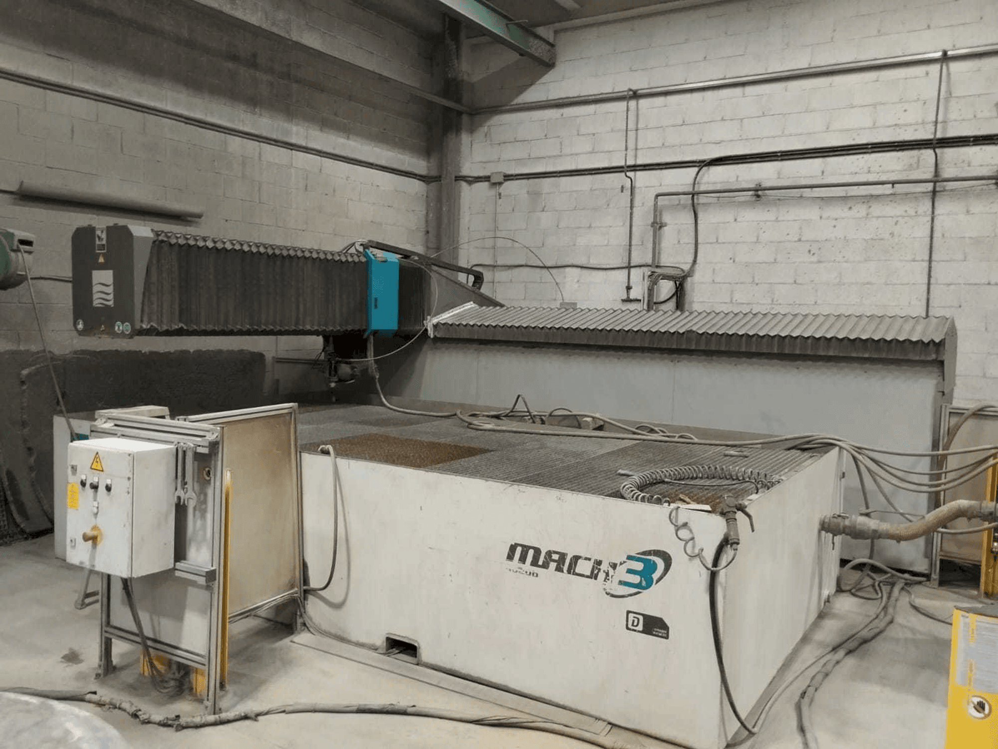 A Flow Mach3 4020B gép elölnézete