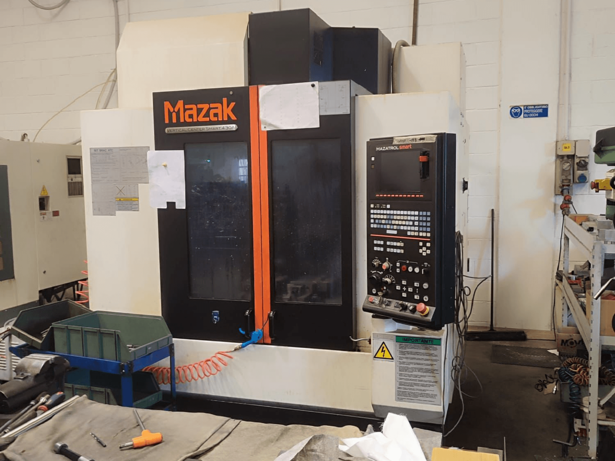 Mazak VCS 430A függőleges megmunkálóközpont, elölnézetben a vezérlőpanel és a működési részletek műhelykörülmények között.