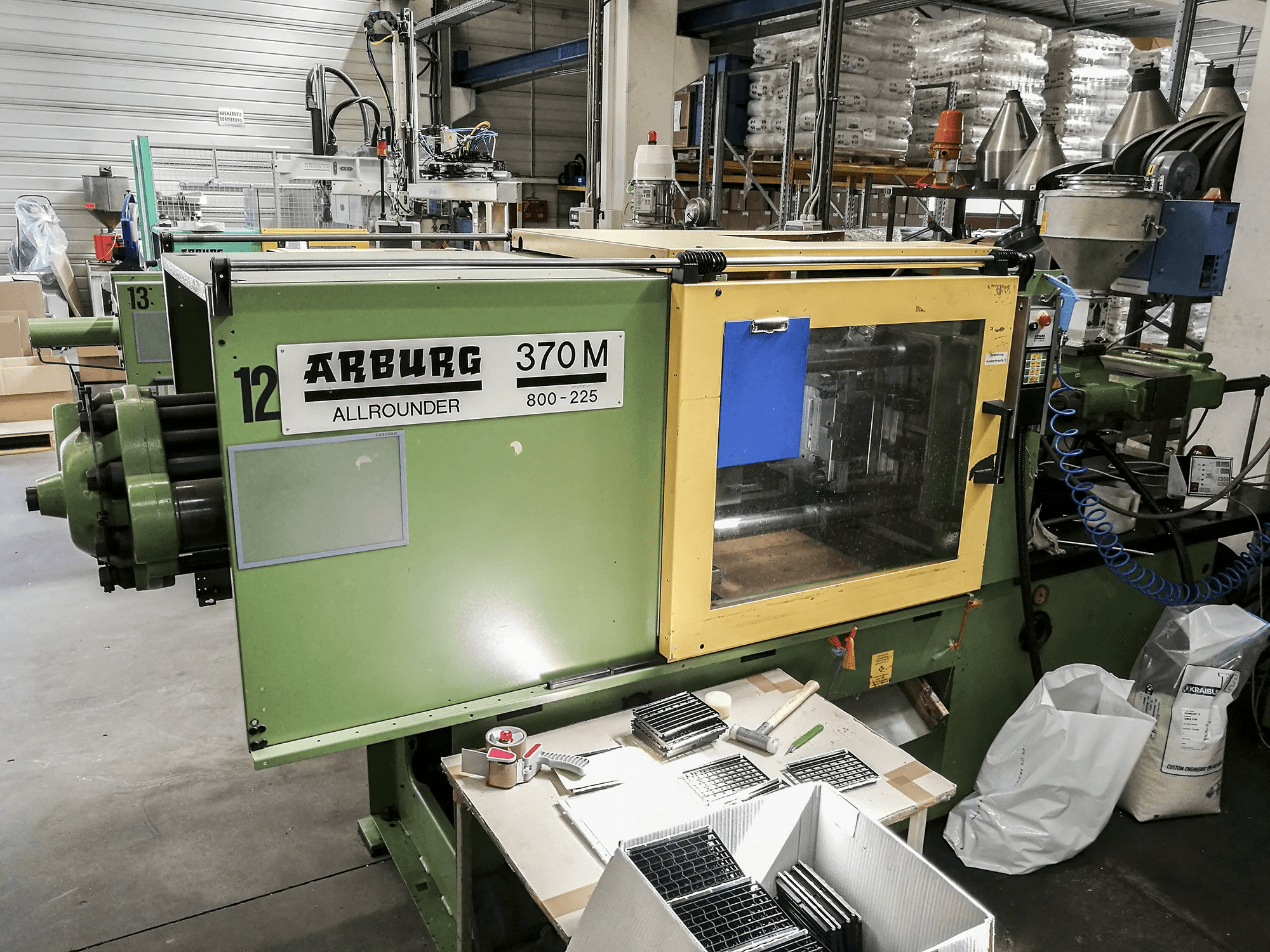 A Arburg 370M 800-225 gép elölnézete