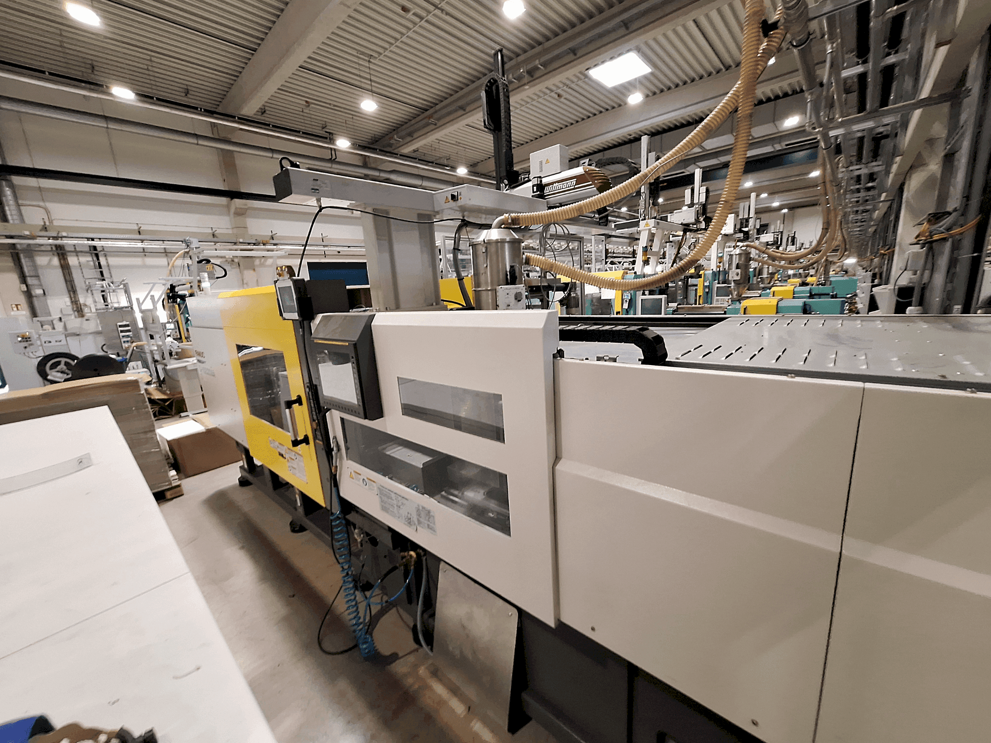 A FANUC Roboshot S220iA gép elölnézete