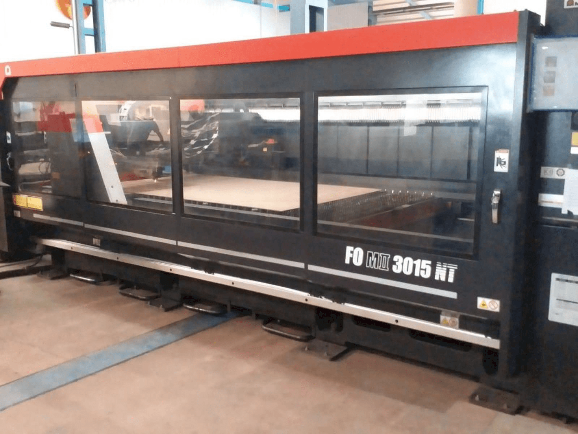 A AMADA F0M2 3015 MT gép elölnézete