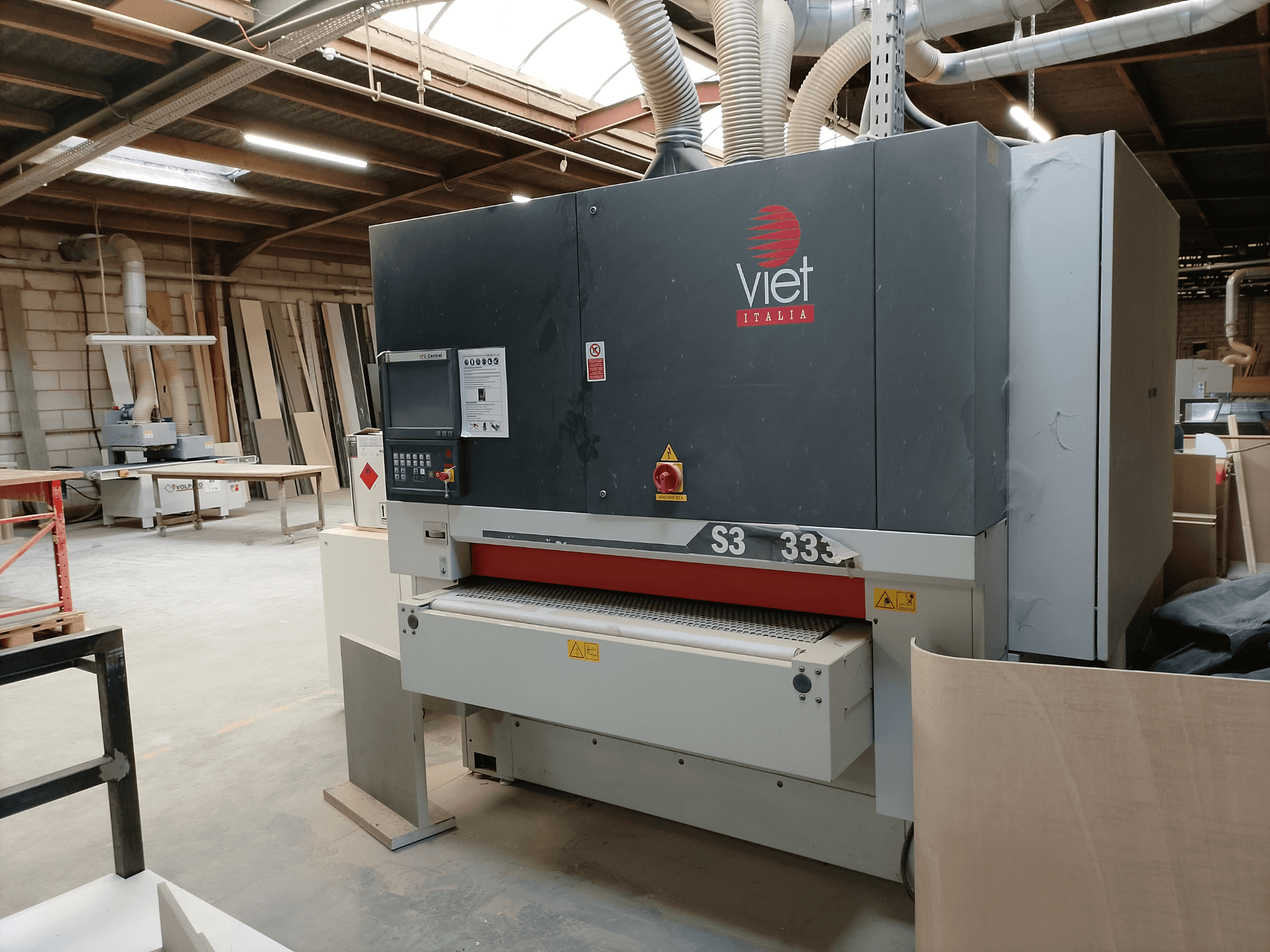 Viet szalagcsiszoló, S3 333 modell, előlnézet, a kezelőpanel és a csiszolófelület műhelyben.