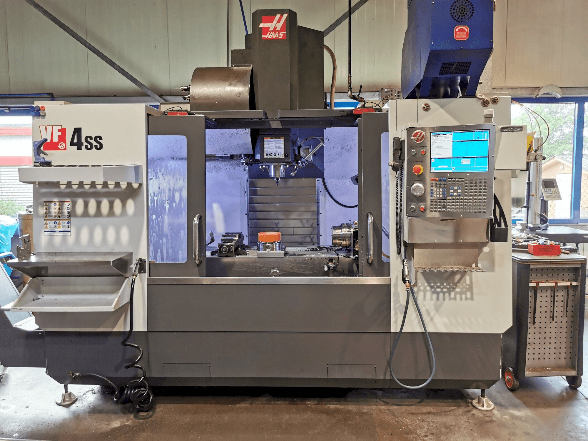 A HAAS VF-4SS gép elölnézete