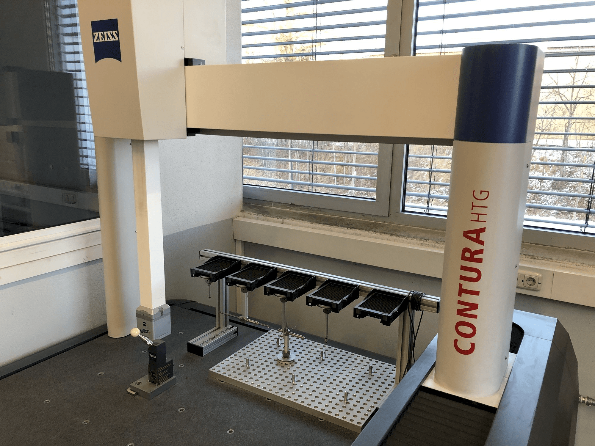 A CONTURA 10/16/6 gép elölnézete
