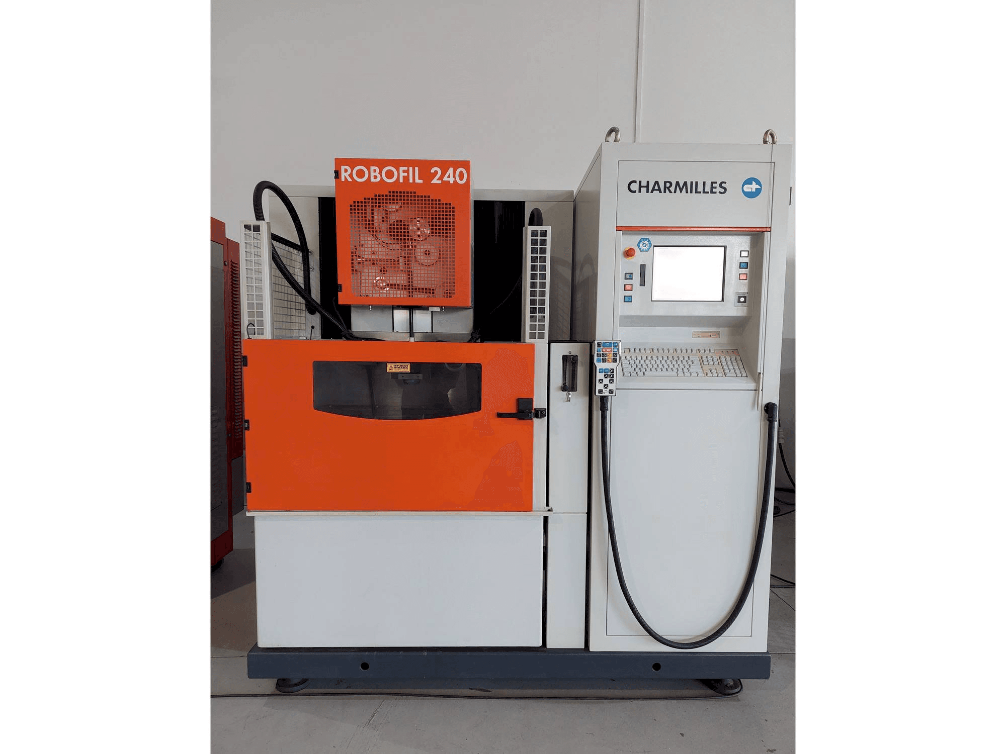 A CHARMILLES ROBOFIL 240 gép elölnézete