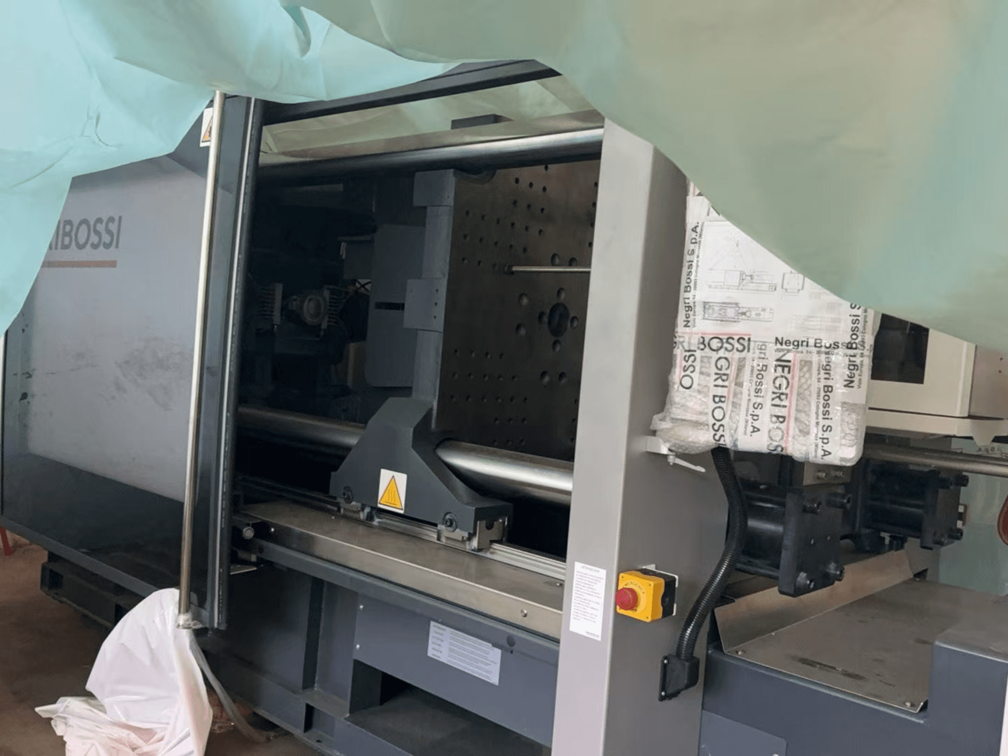 Negri Bossi NOVA e350T H1550 elektromos fröccsöntőgép, oldalnézet, nyitott ajtó és belső alkatrészek.