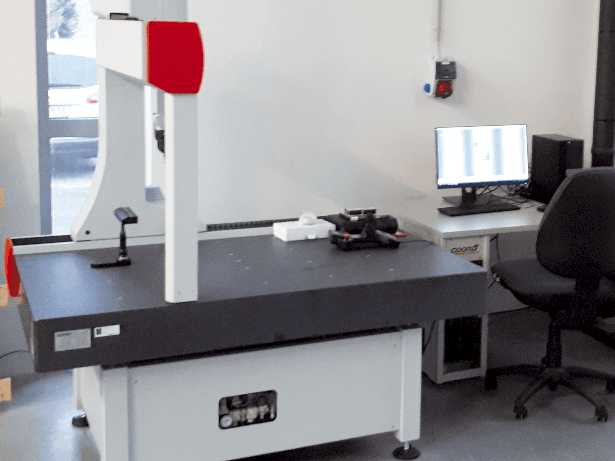 A Coord3 ARES NT-L 10.7.5 CNC gép elölnézete