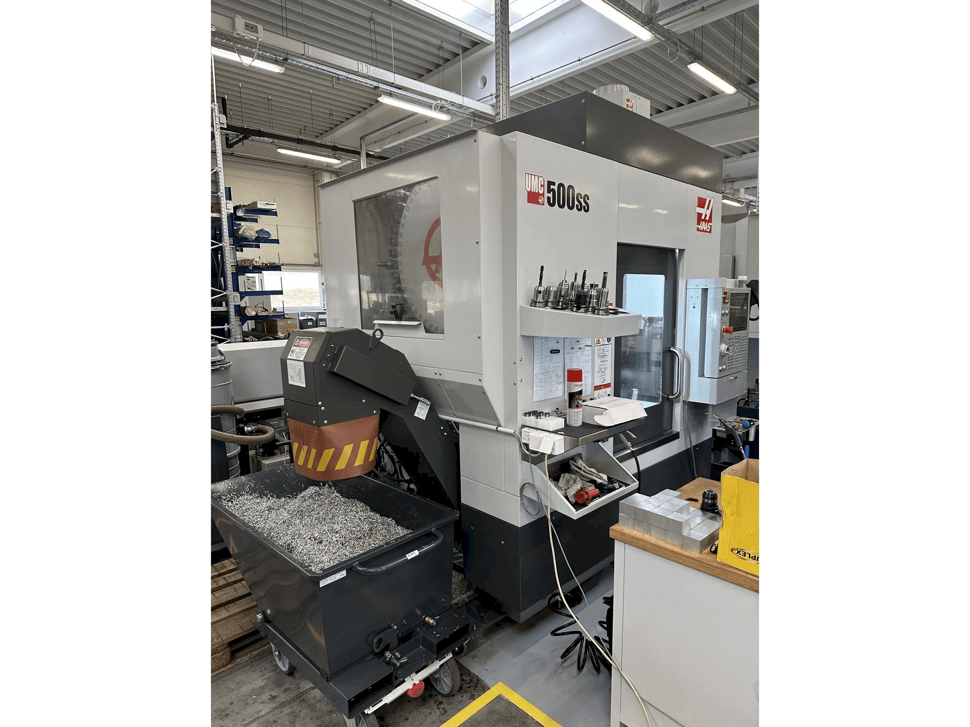 A HAAS UMC-500SS gép elölnézete