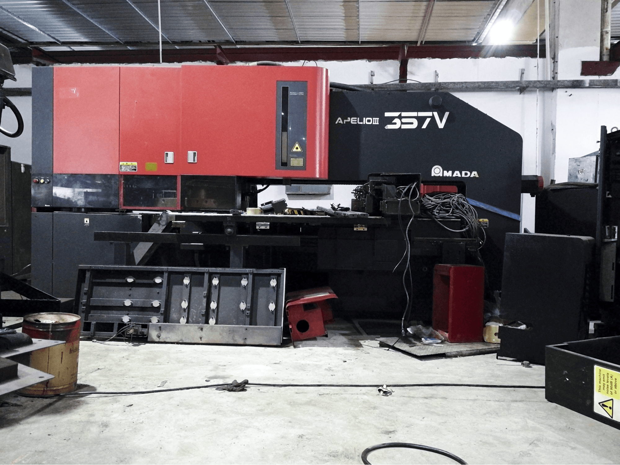 A AMADA APELIO III-357V gép elölnézete