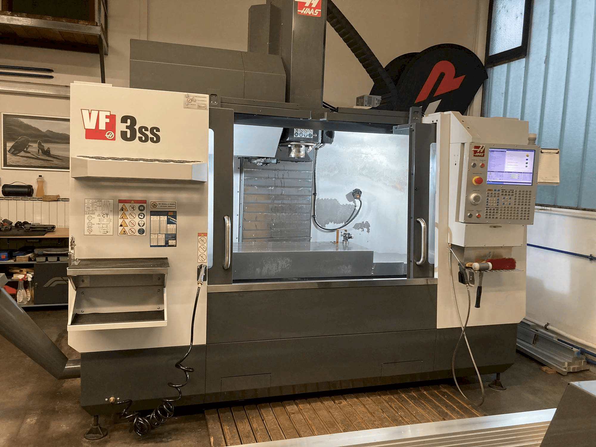 A HAAS VF 3 SS gép elölnézete