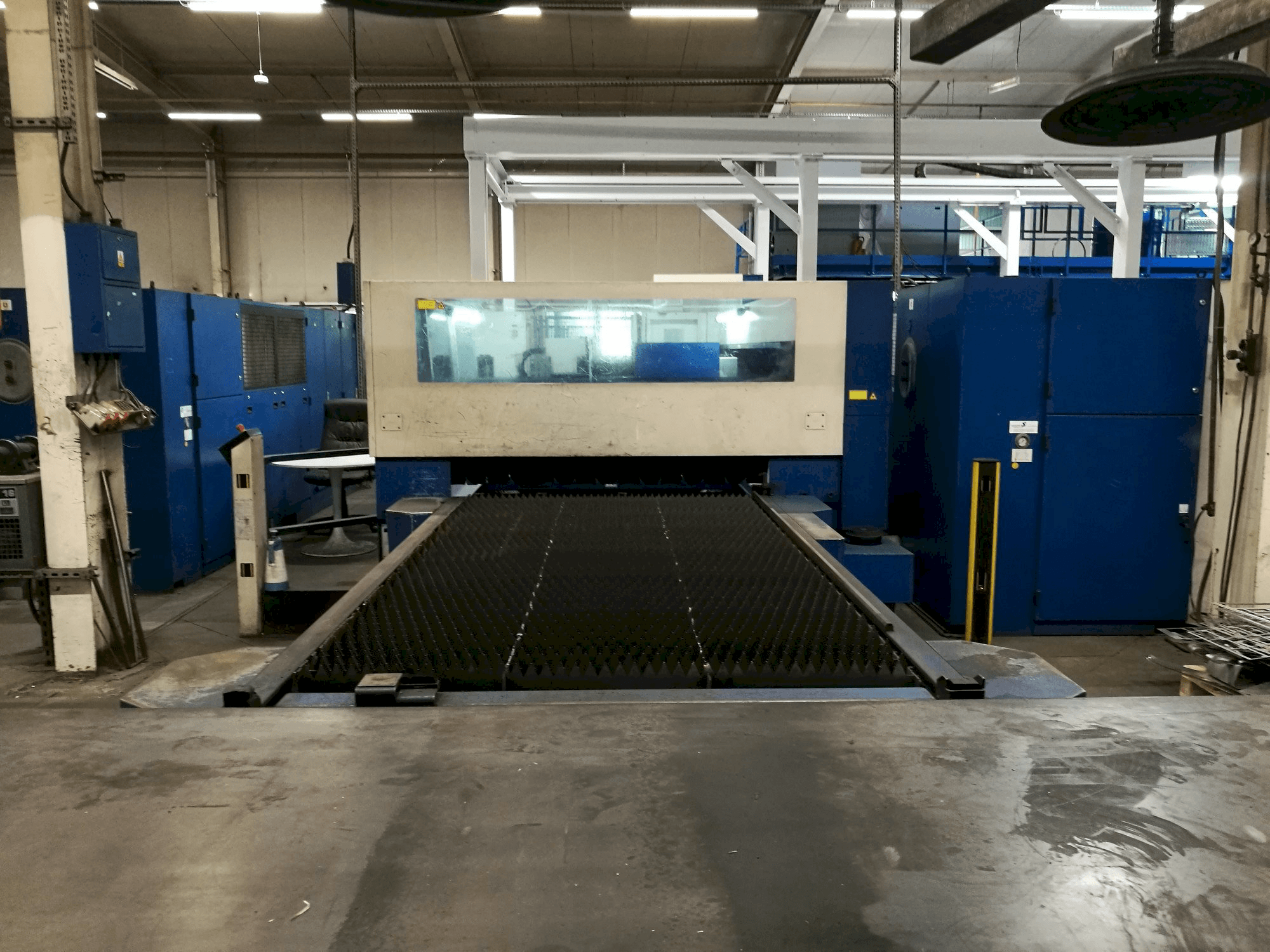 A Trumpf Trumatic L3050 gép elölnézete
