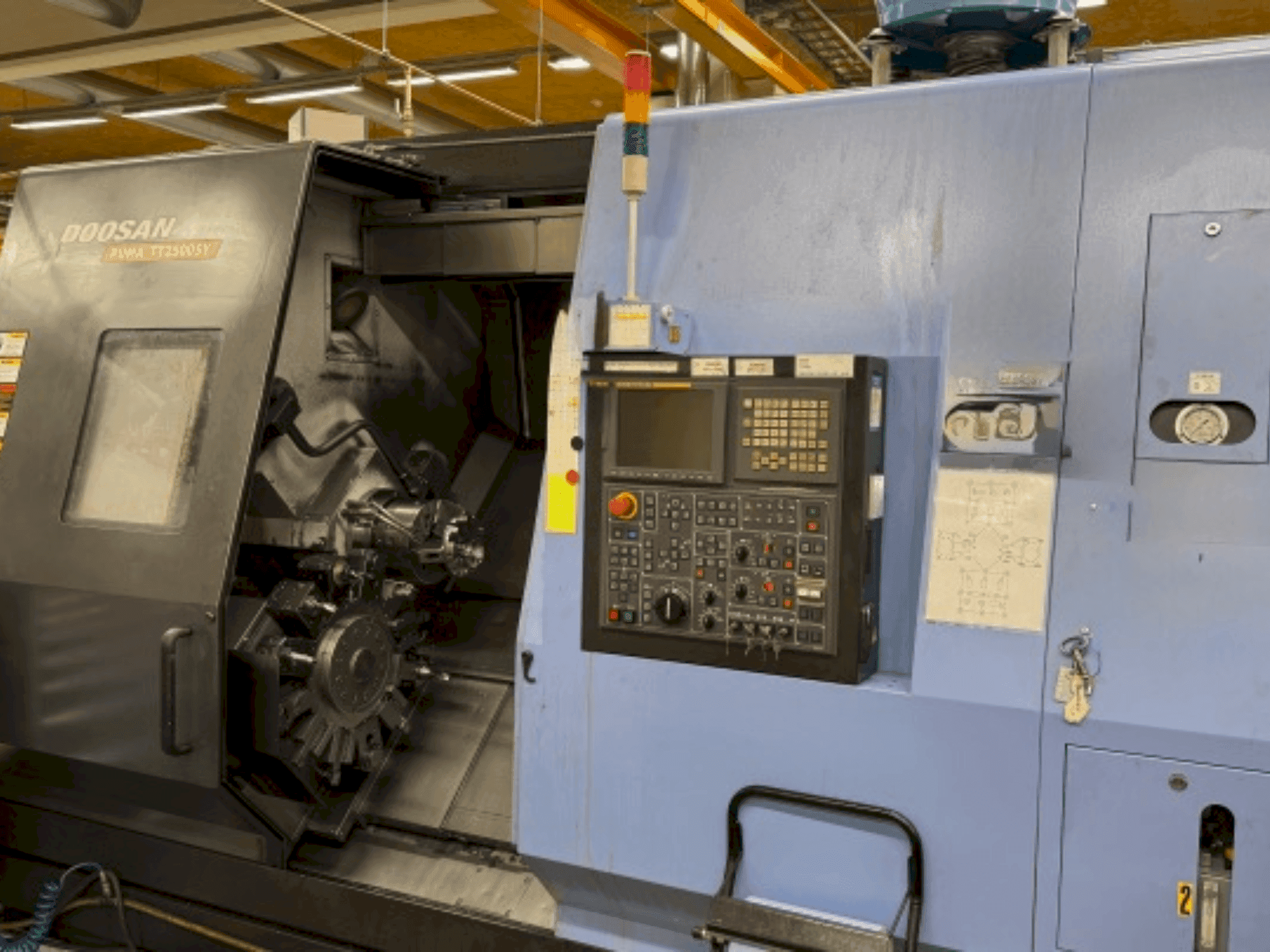 A DOOSAN Puma TT 2500 SY gép elölnézete