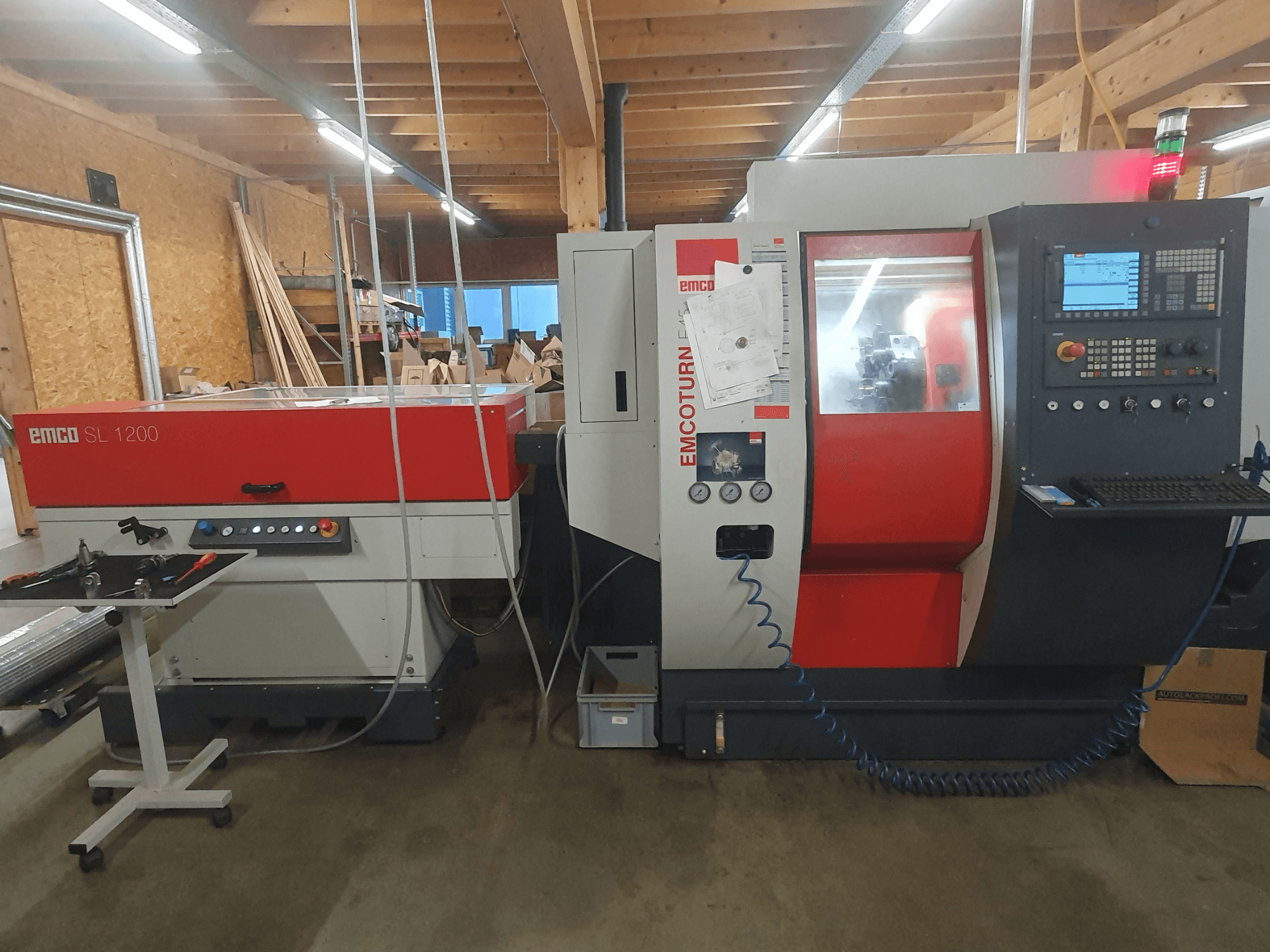 EMCO SL 1200 CNC esztergagép és EMCOturn; előlnézetben a kezelőszervek, kijelzők és működési kijelzők műhelyben.