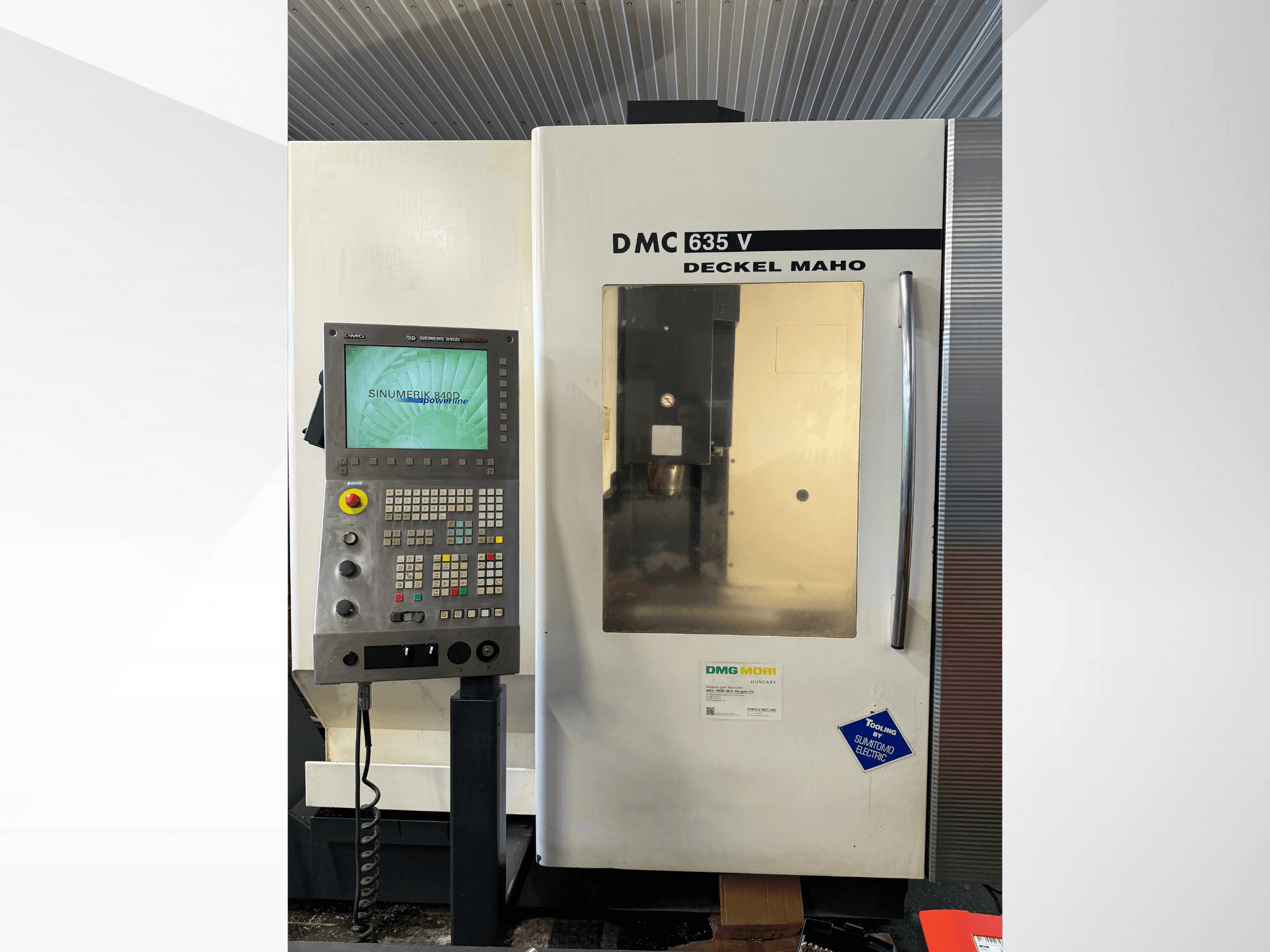 DMG Mori DMC 635 V marógép vezérlőpanellel, elölnézetben, Sinumerik kijelzővel és különböző kezelőgombokkal.